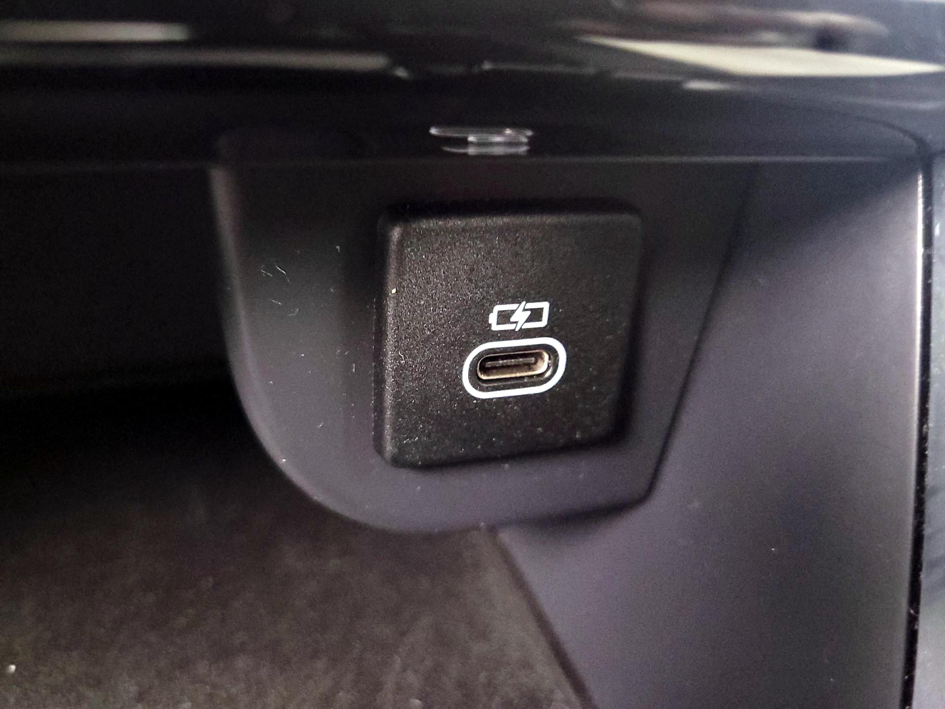 Thumbnail: 2021 Land Rover Discovery Sport - 19