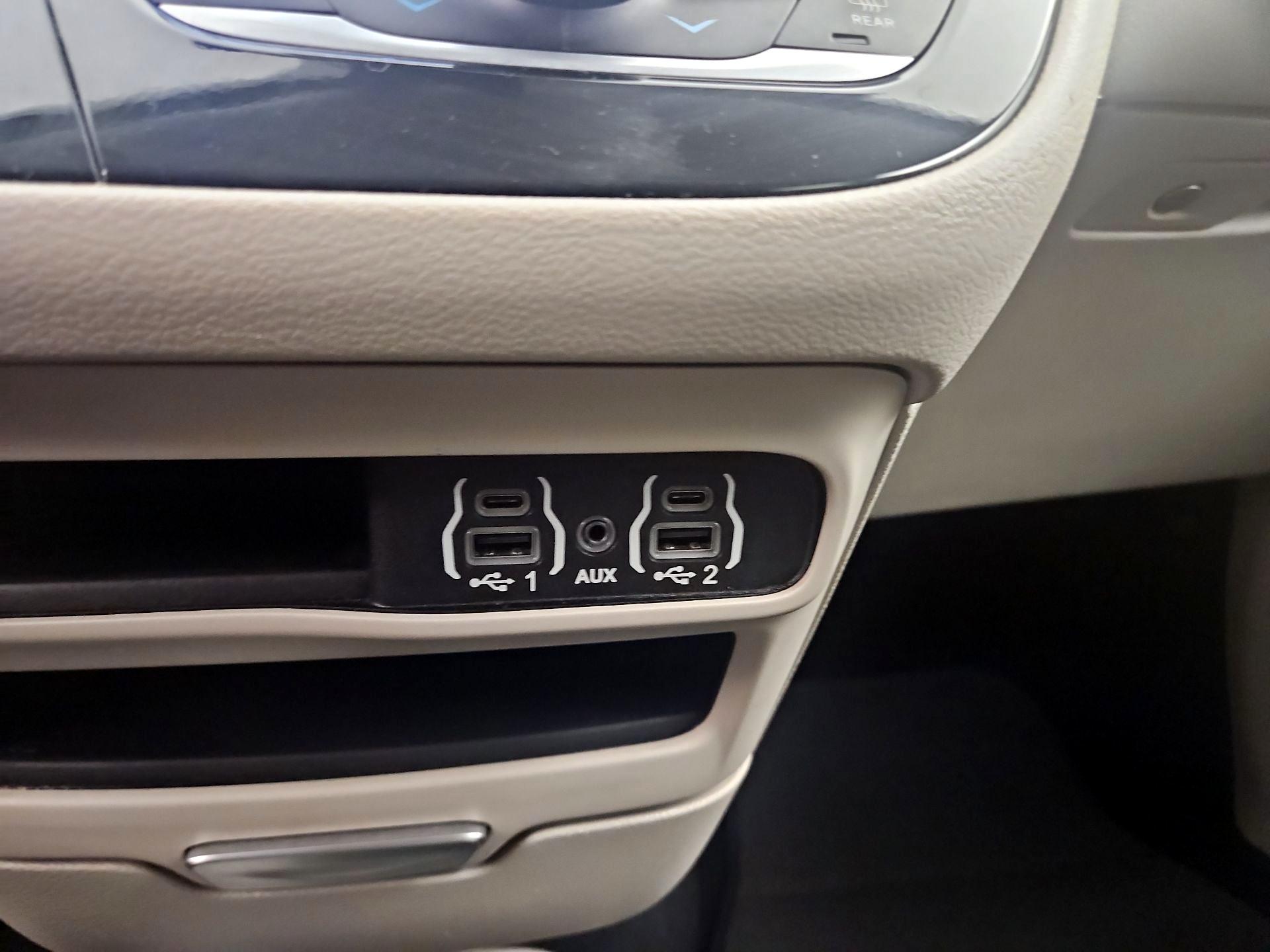 Thumbnail: 2023 Chrysler Pacifica - 16