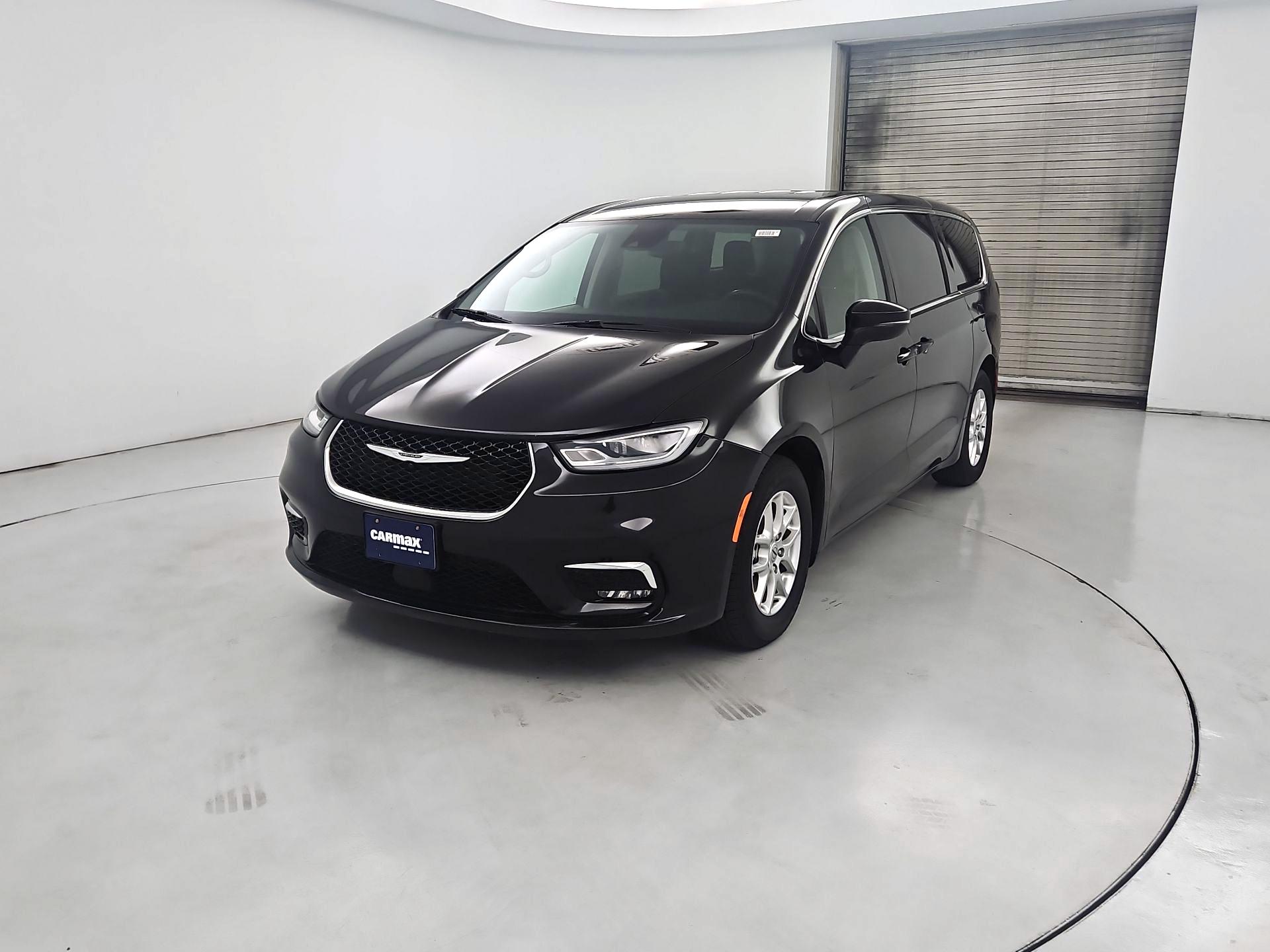 Thumbnail: 2023 Chrysler Pacifica - 3