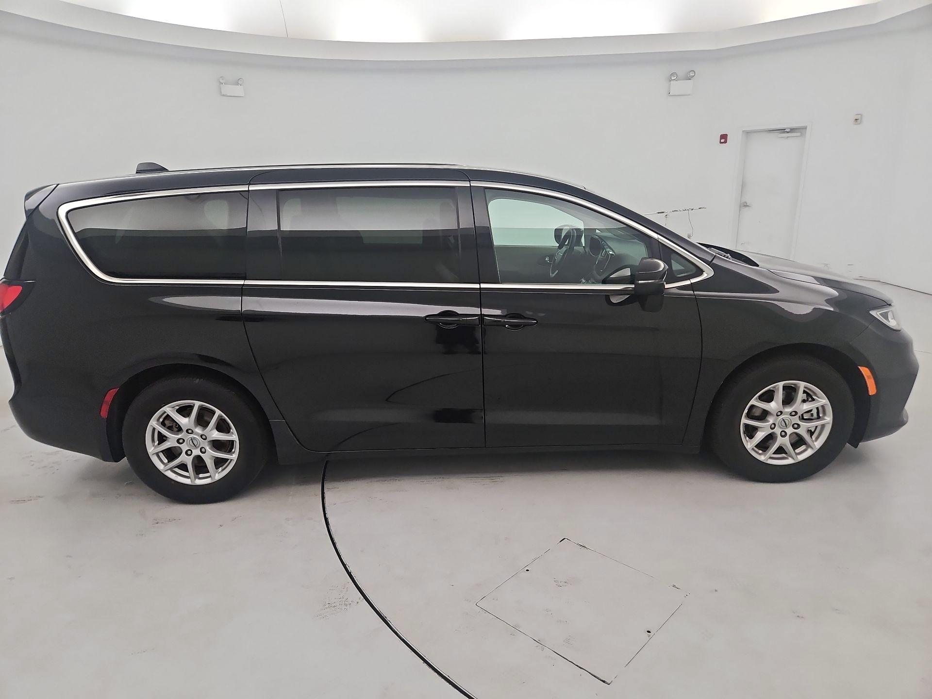 Thumbnail: 2023 Chrysler Pacifica - 4