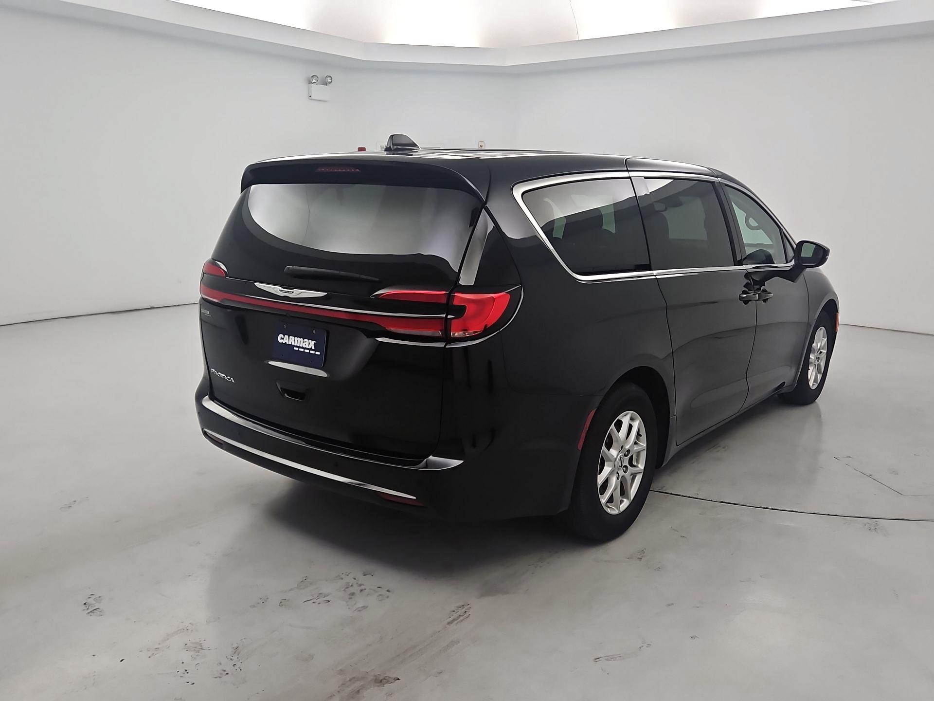 Thumbnail: 2023 Chrysler Pacifica - 5