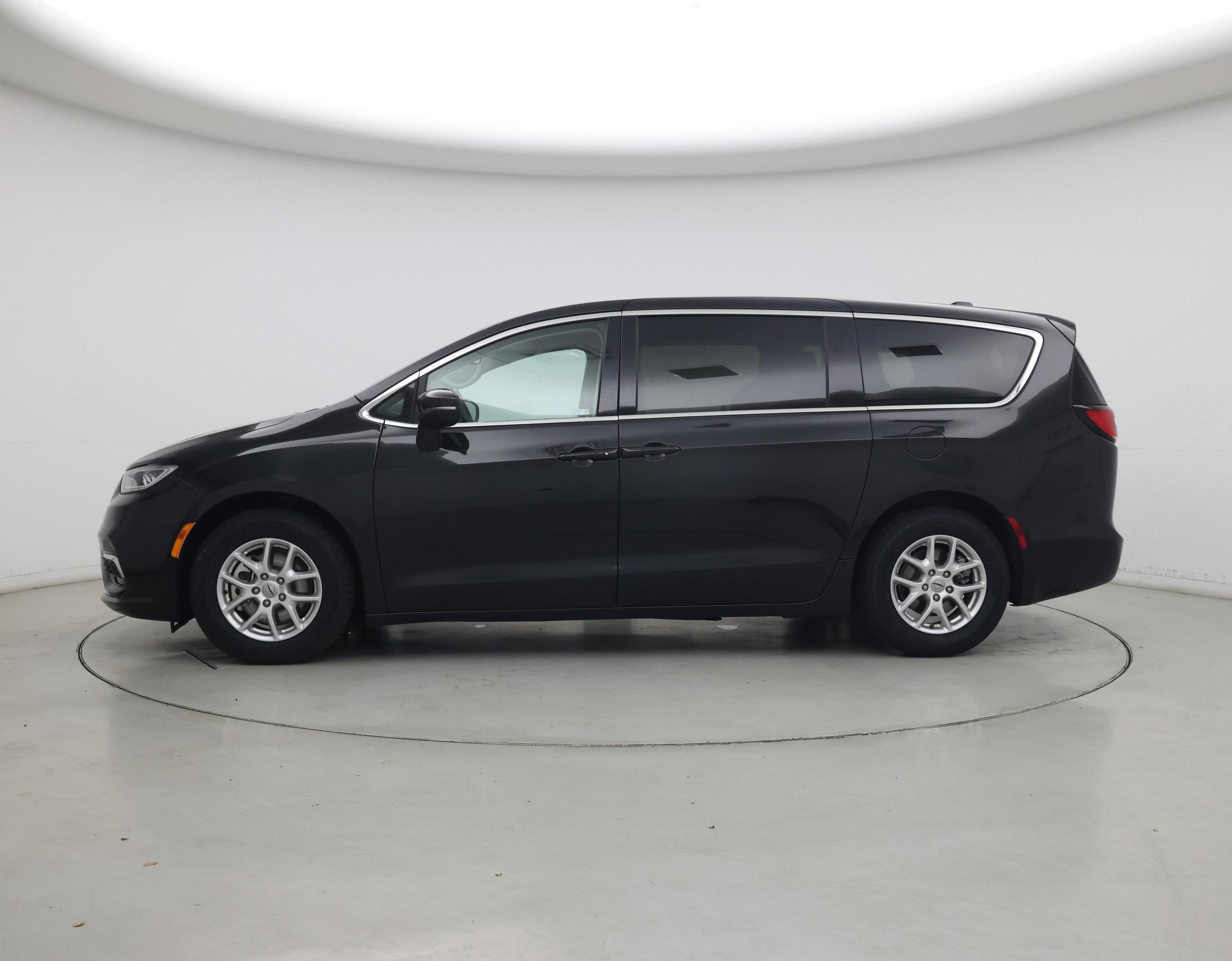 Thumbnail: 2023 Chrysler Pacifica - 3