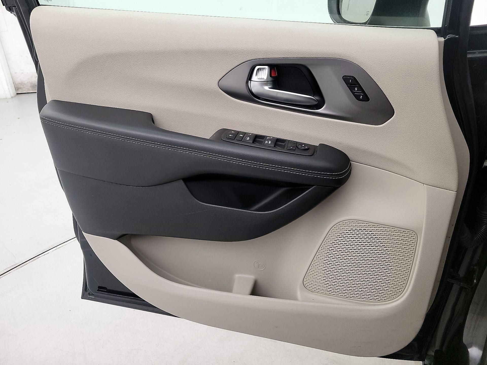 Thumbnail: 2023 Chrysler Pacifica - 12