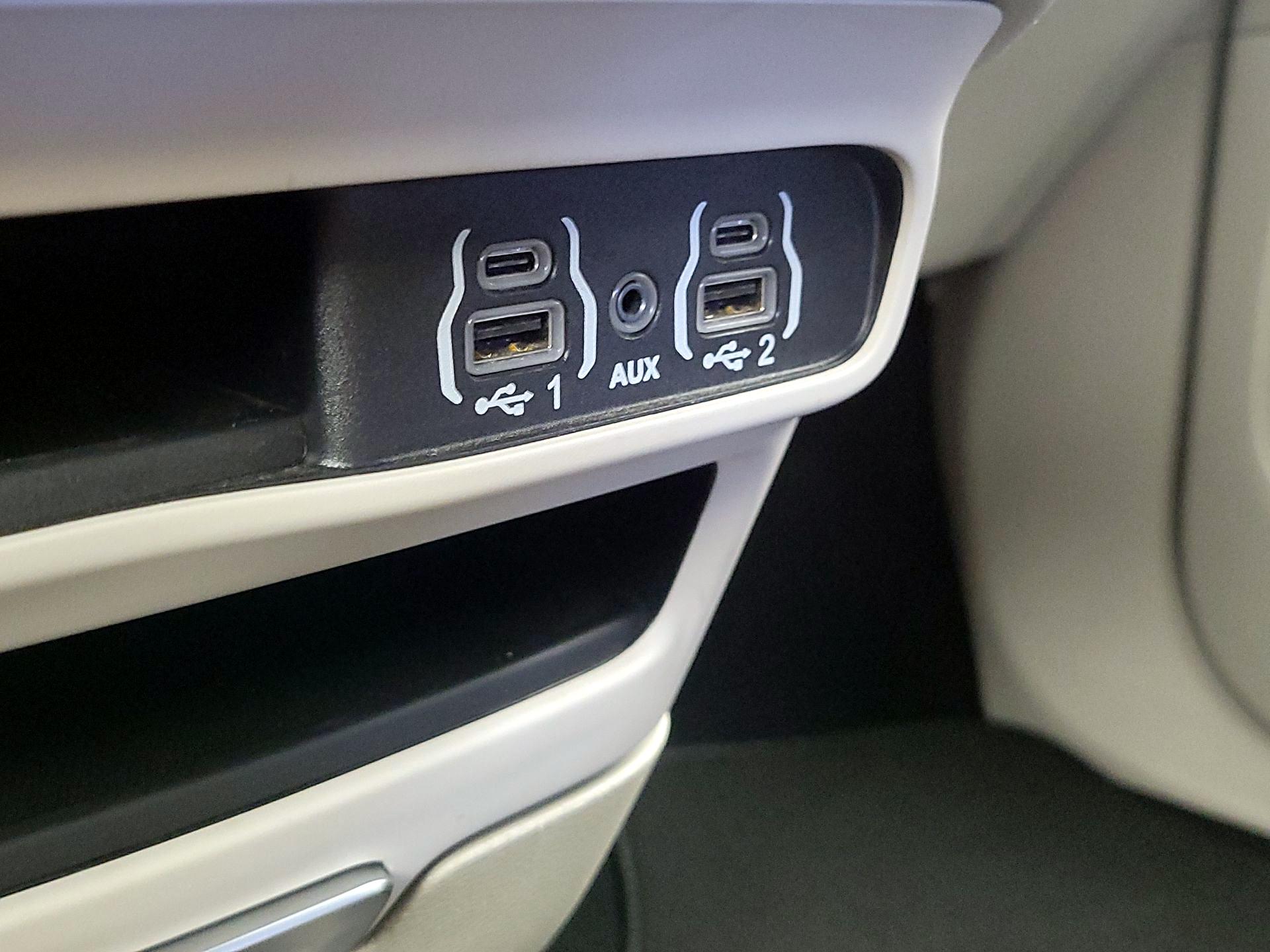 Thumbnail: 2023 Chrysler Pacifica - 18