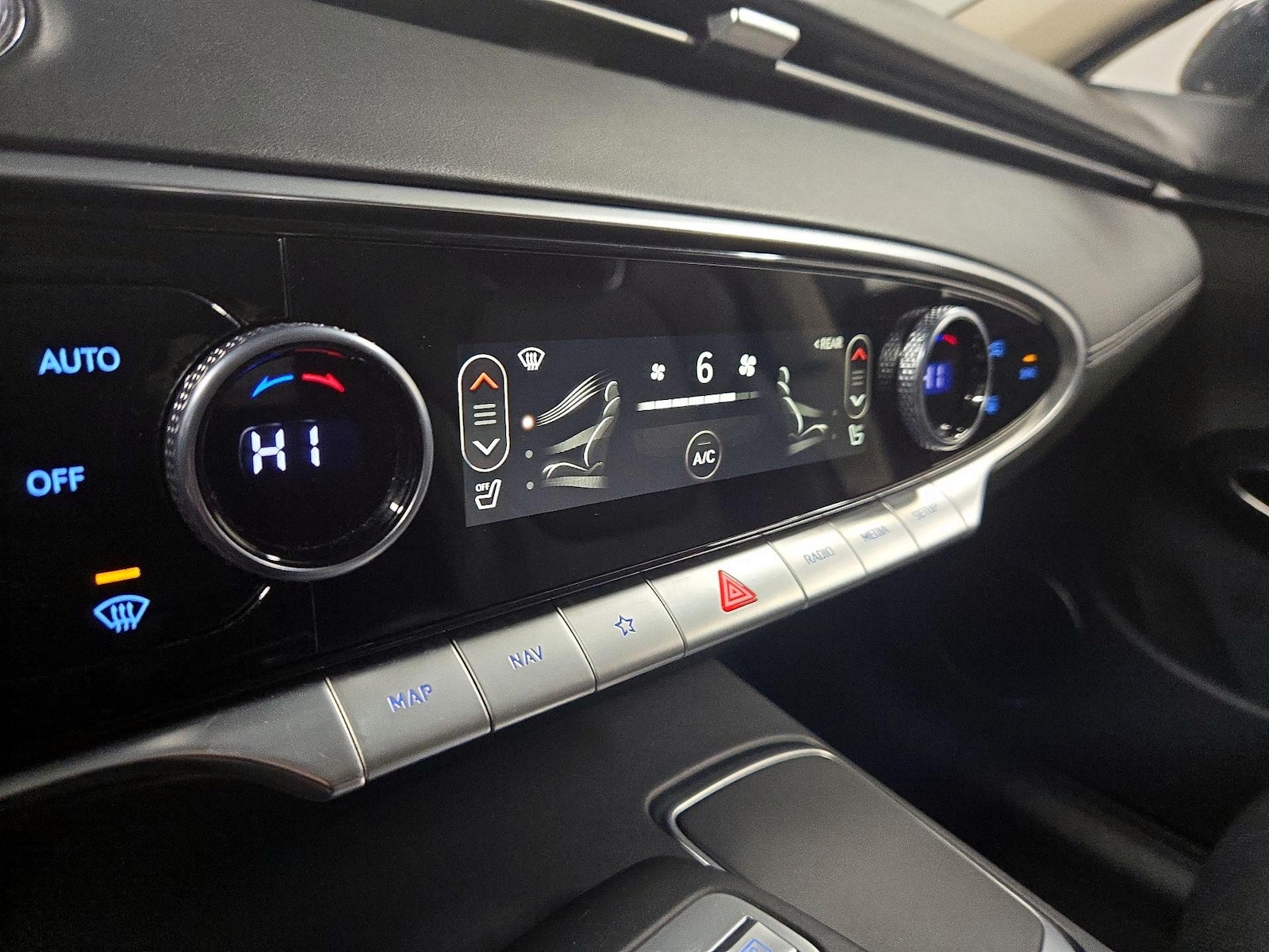 2025 GENESIS GV70 Standard - Photo 18