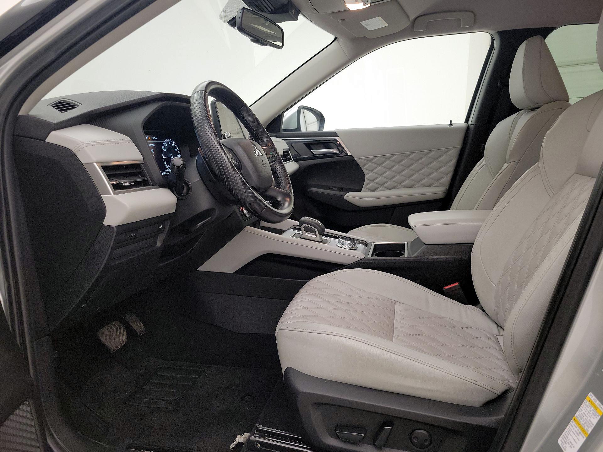 Thumbnail: 2022 Mitsubishi Outlander - 11