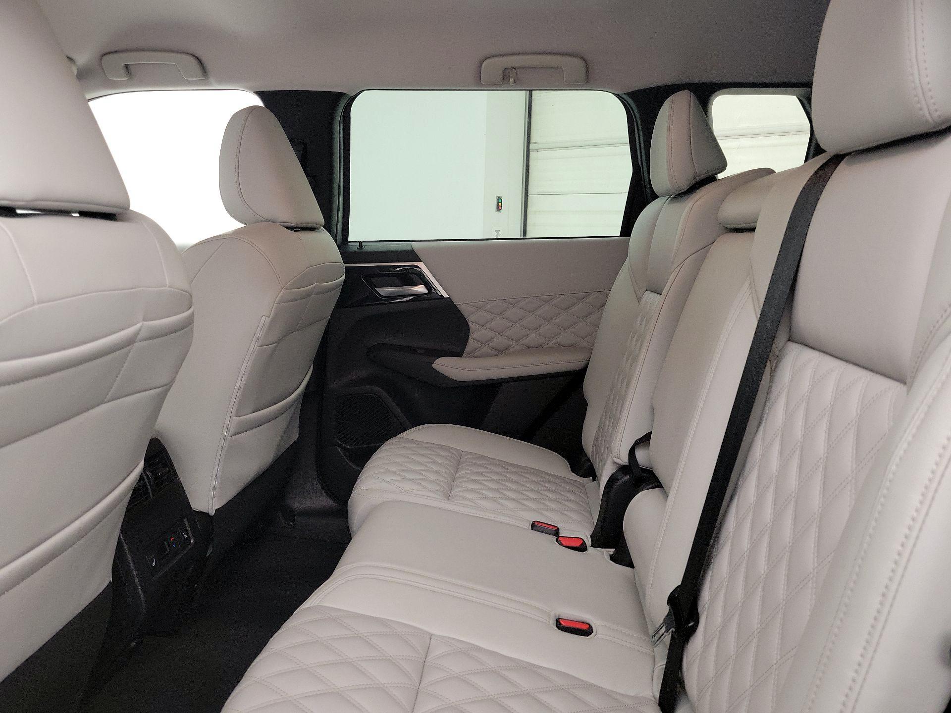 Thumbnail: 2022 Mitsubishi Outlander - 20