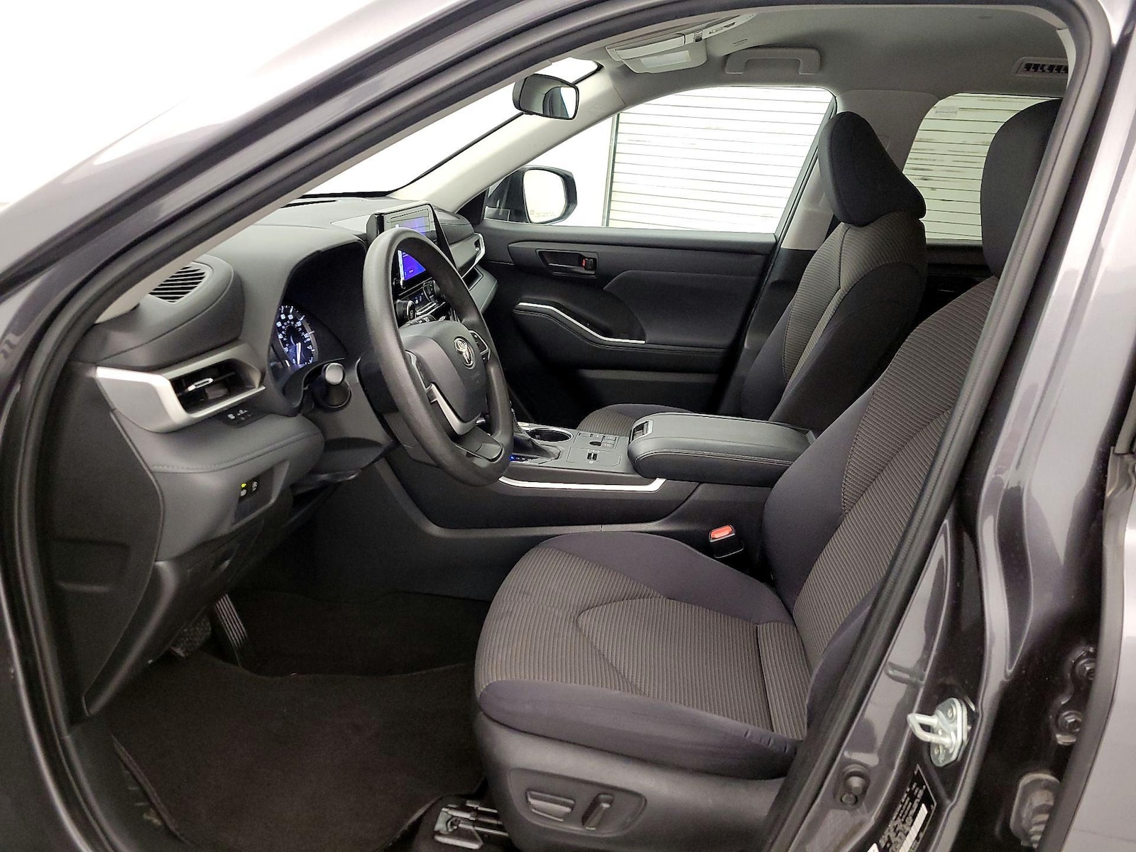 2023 Toyota Highlander L - Photo 12