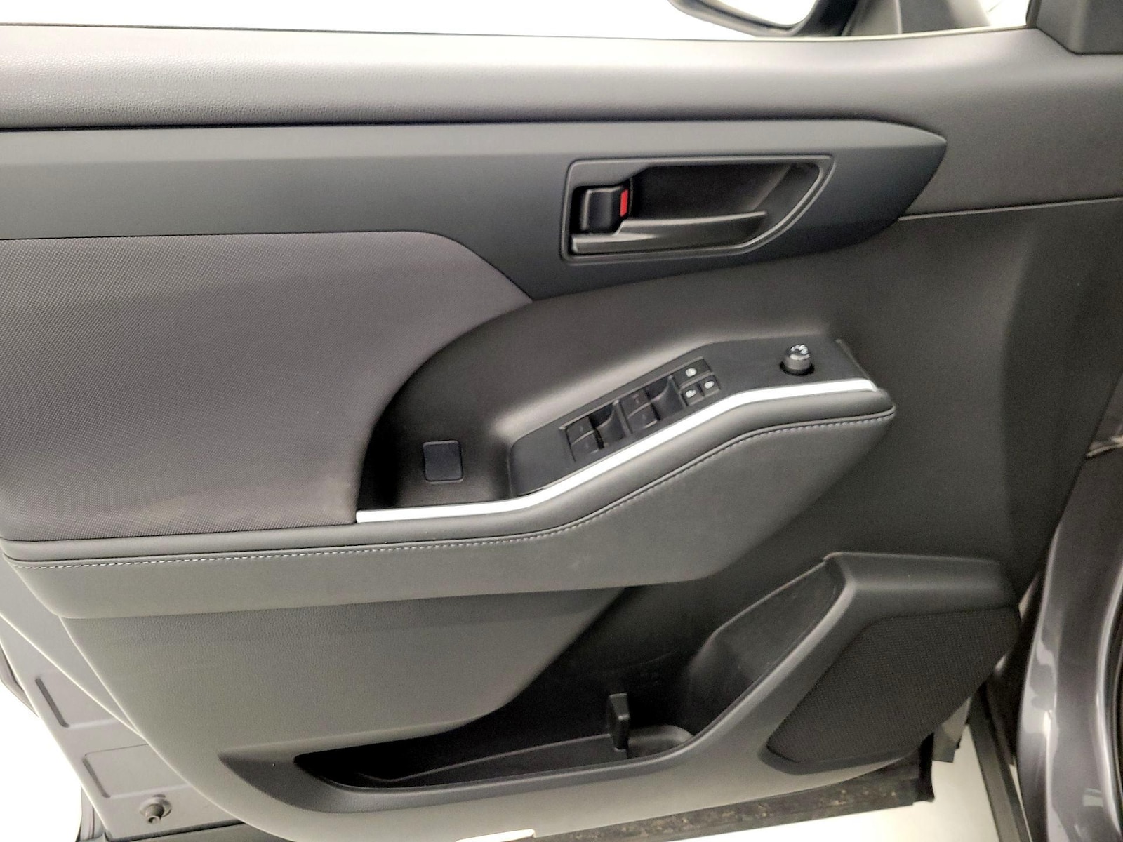 2023 Toyota Highlander L - Photo 13