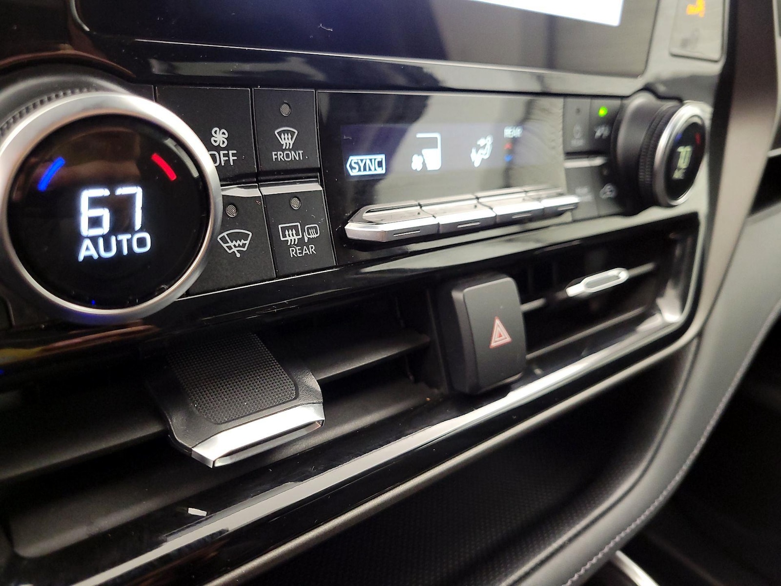 2023 Toyota Highlander L - Photo 17