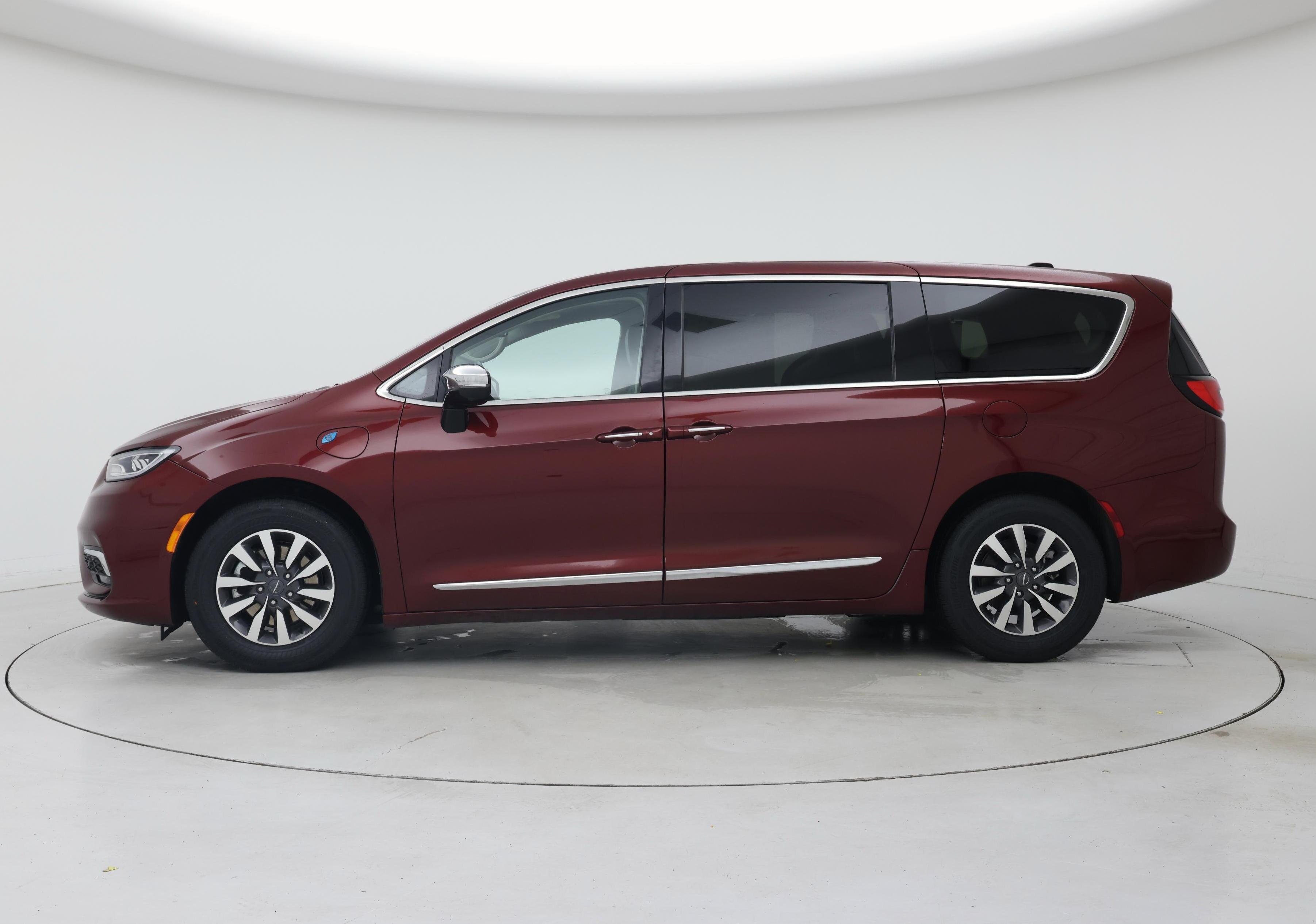 Thumbnail: 2023 Chrysler Pacifica - 3