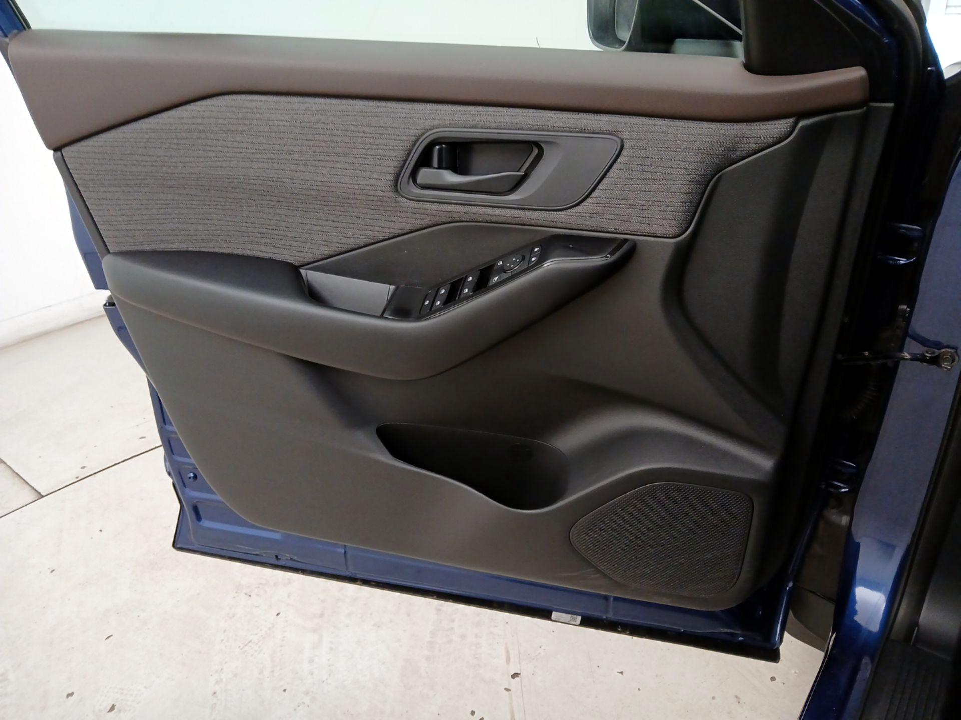 Thumbnail: 2023 Nissan Rogue - 12