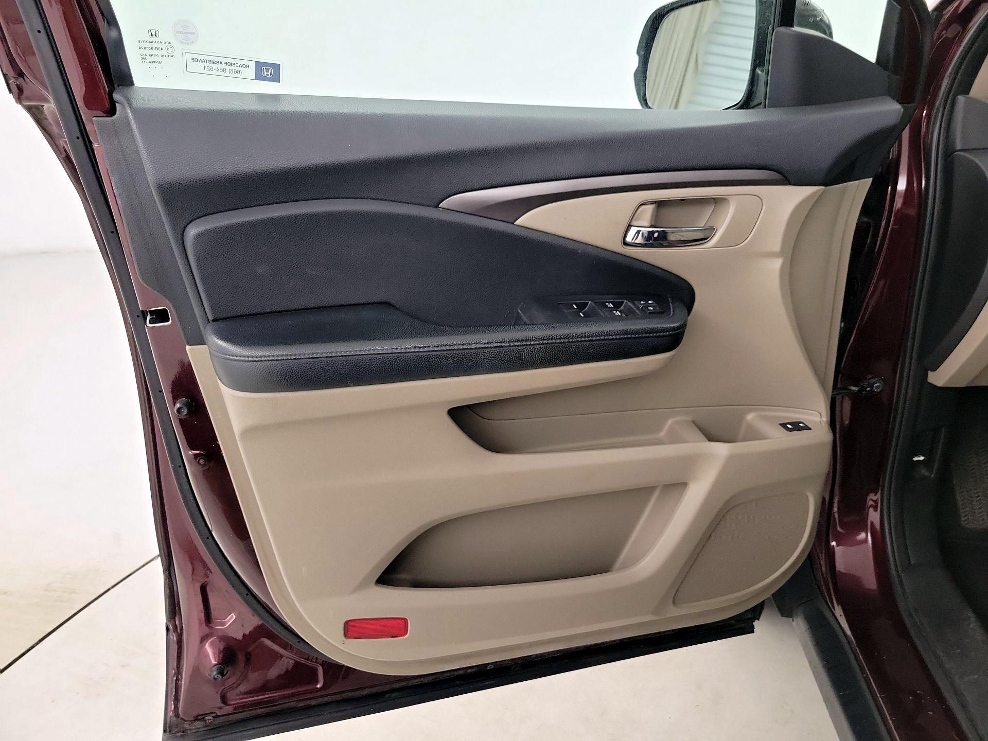 Thumbnail: 2017 Honda Pilot - 12