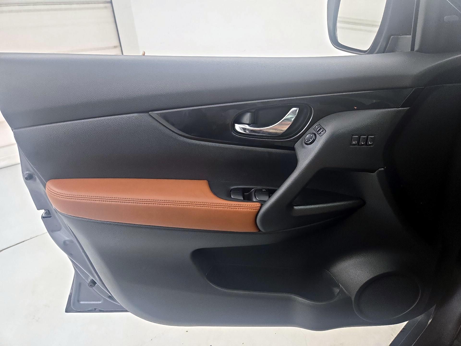 Thumbnail: 2017 Nissan Rogue - 12