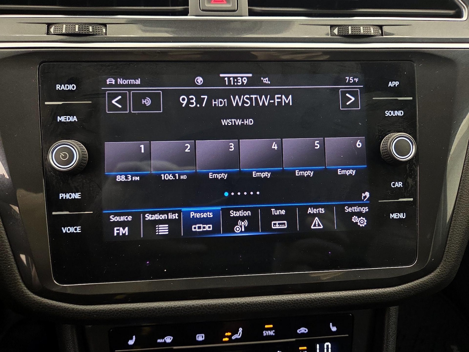 2022 Volkswagen Tiguan SE - Photo 16