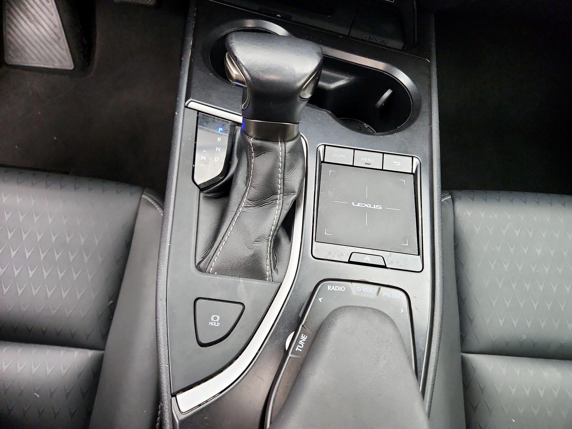 Thumbnail: 2022 Lexus UX - 17