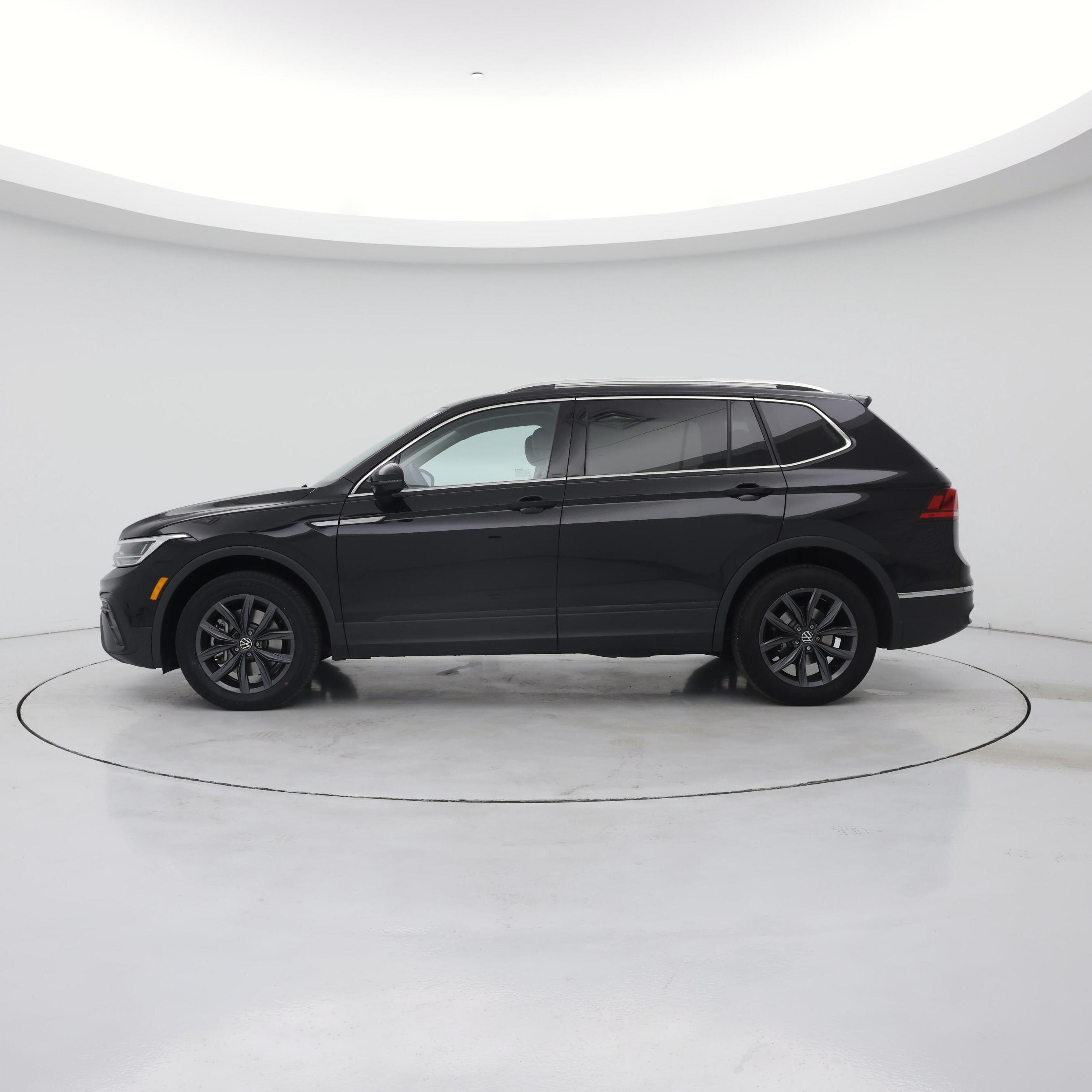 Thumbnail: 2023 Volkswagen Tiguan - 3