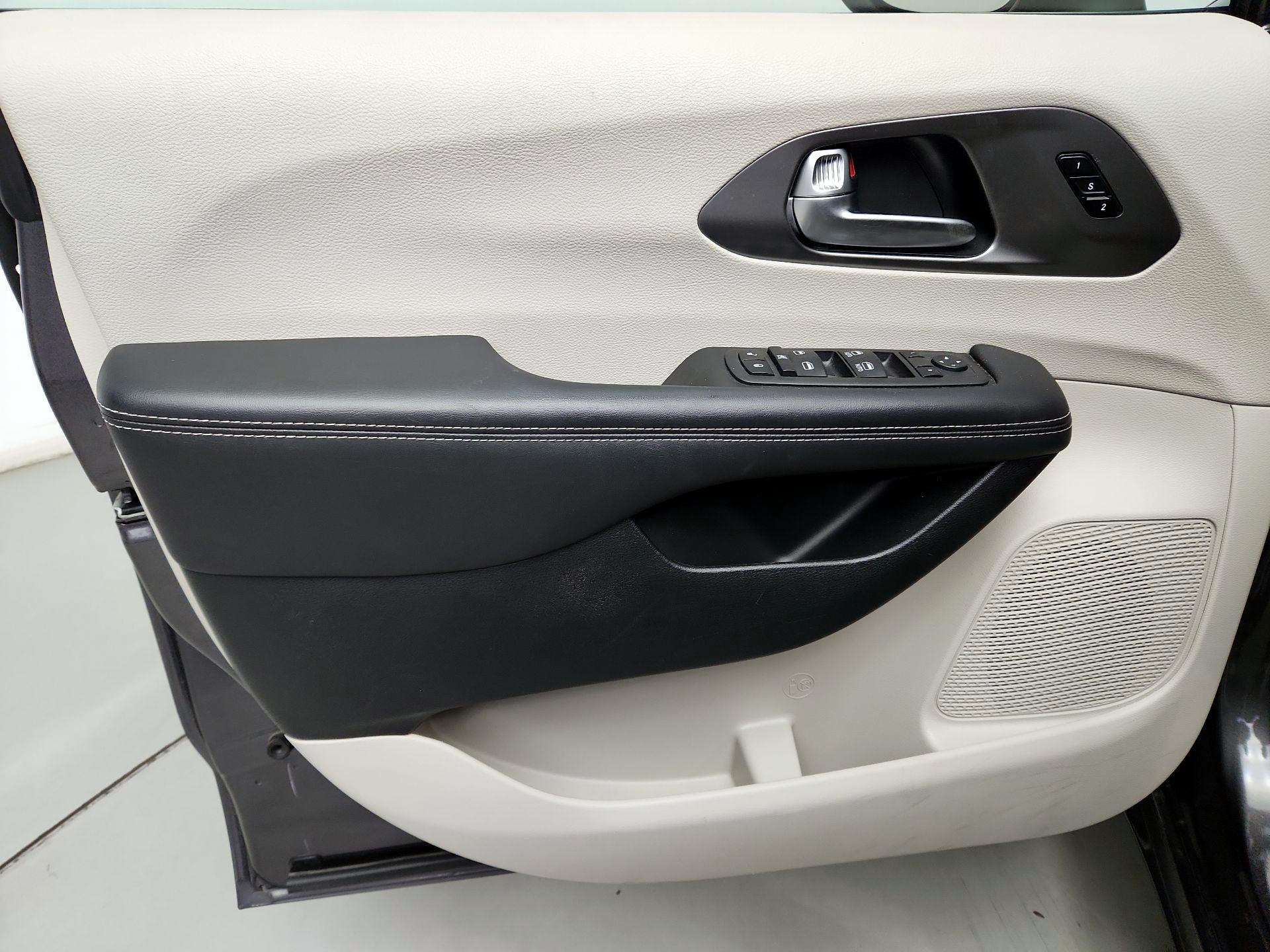 Thumbnail: 2023 Chrysler Pacifica - 12