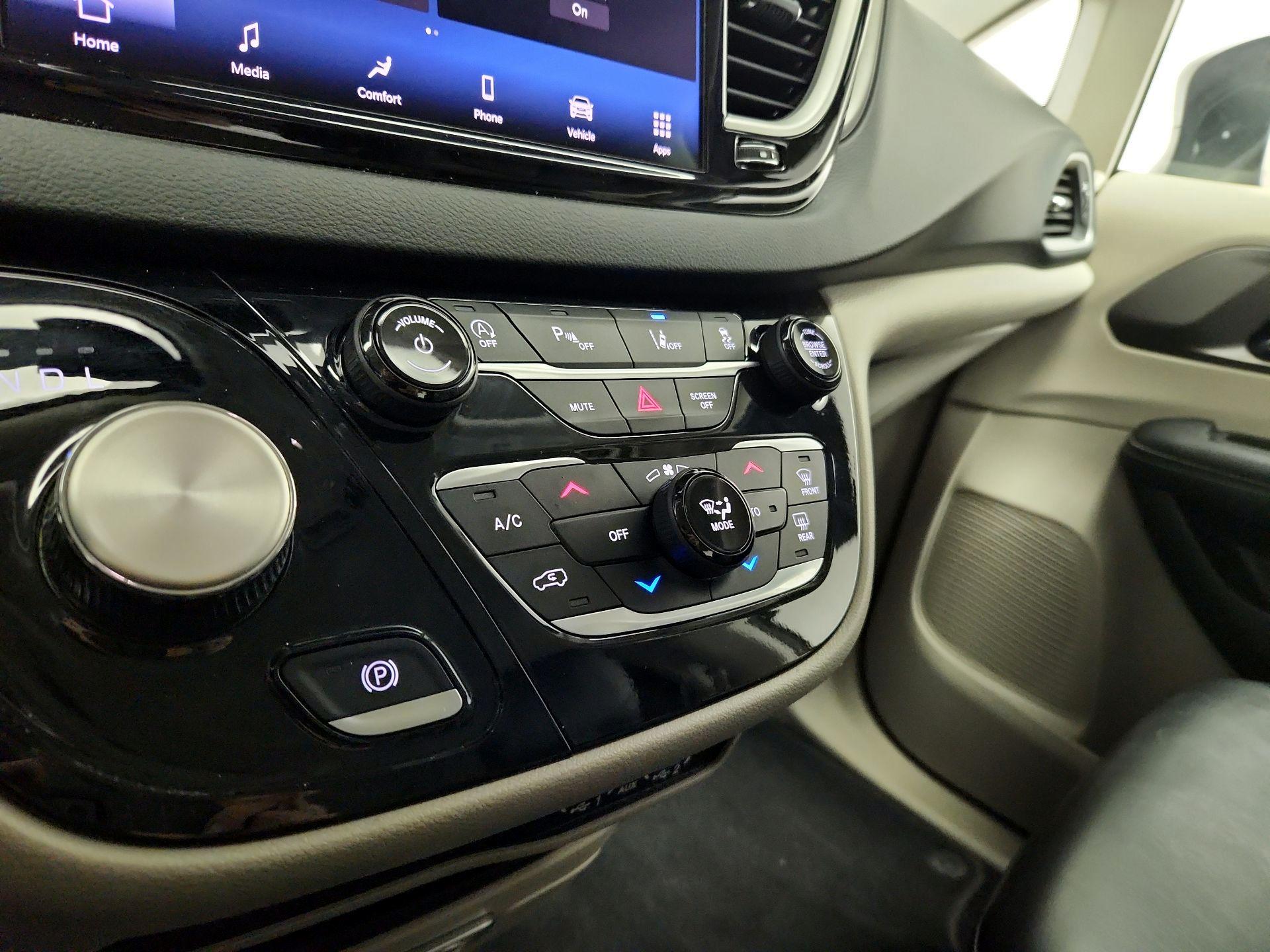 Thumbnail: 2023 Chrysler Pacifica - 16