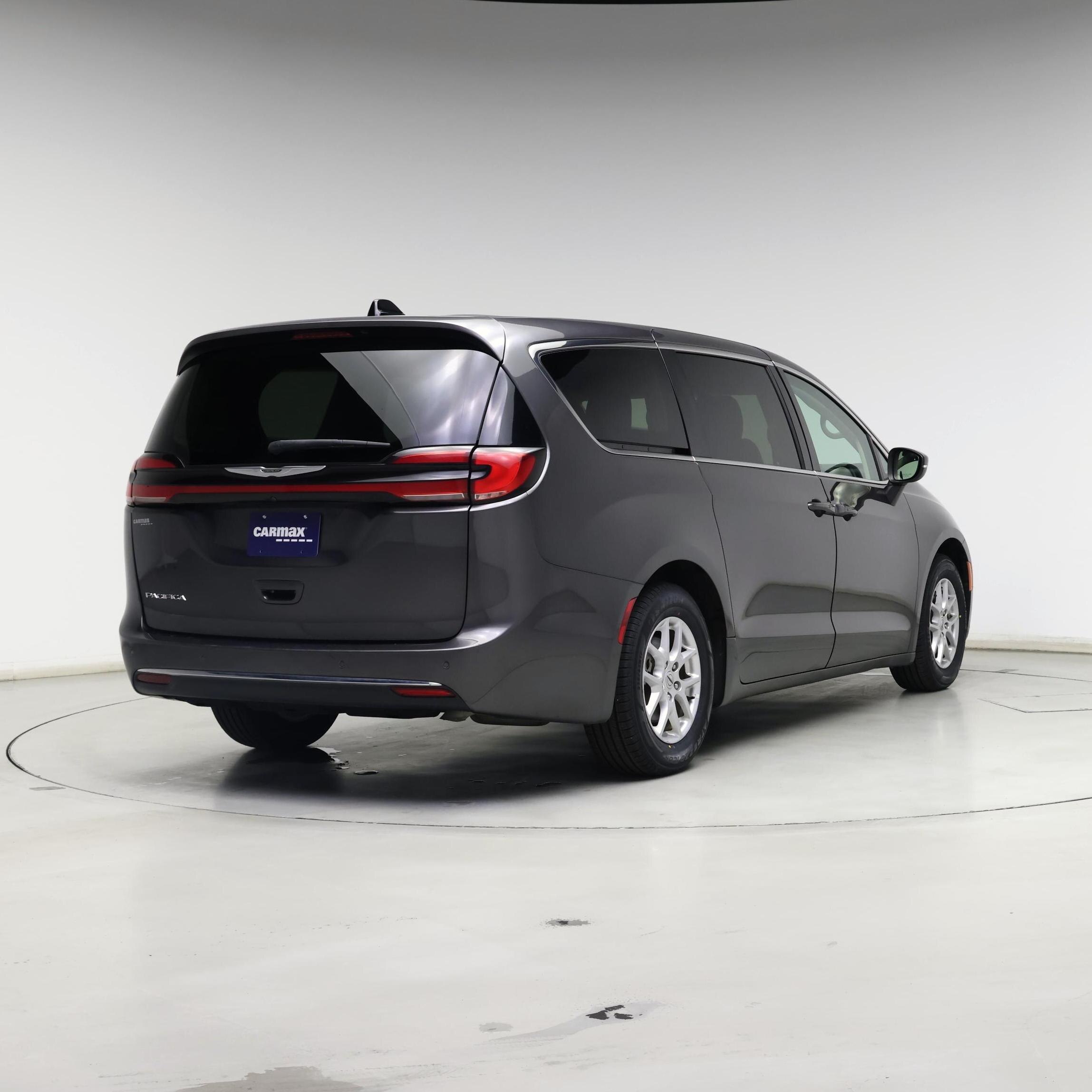 Thumbnail: 2023 Chrysler Pacifica - 8