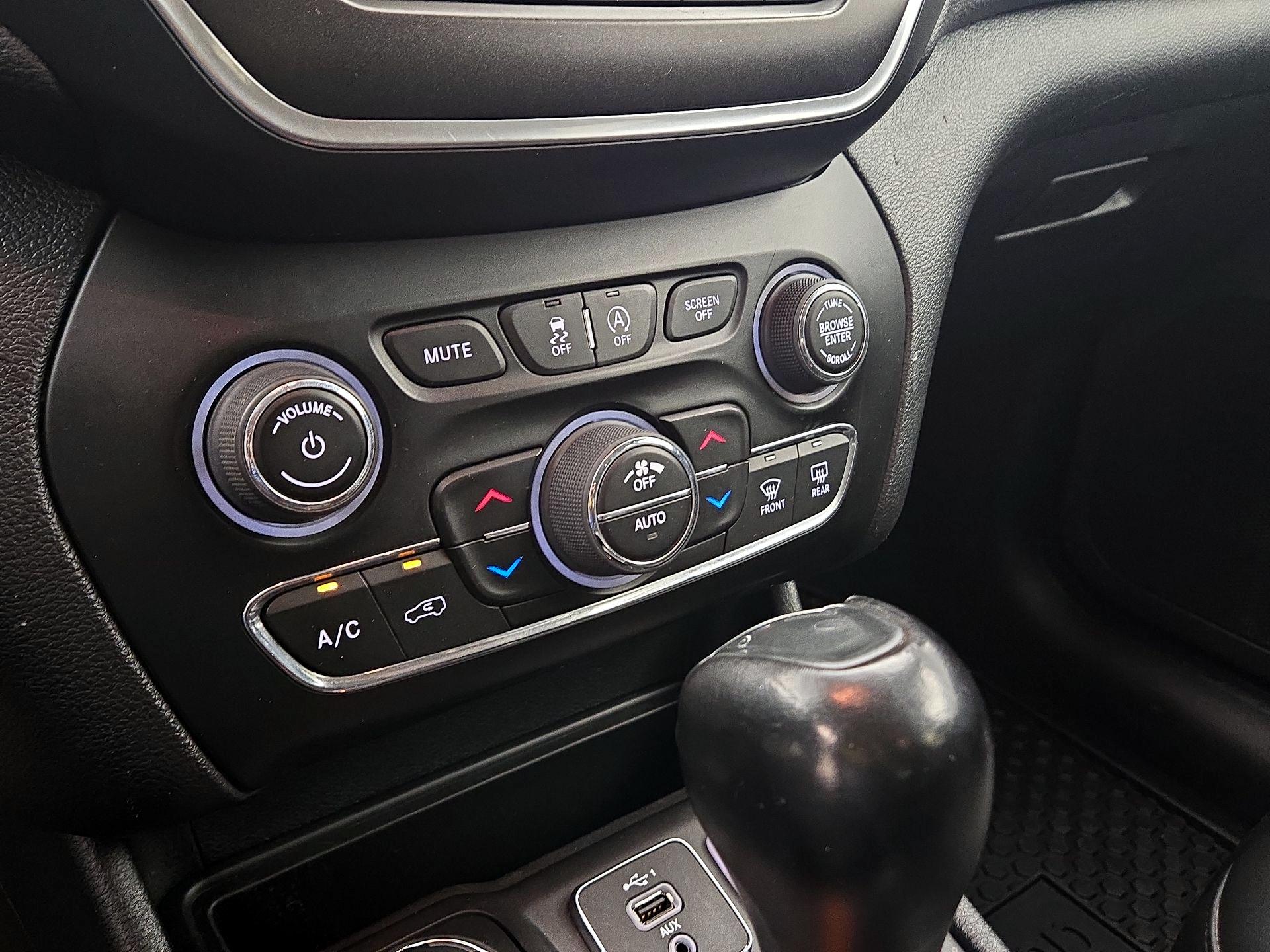 Thumbnail: 2022 Jeep Cherokee - 16