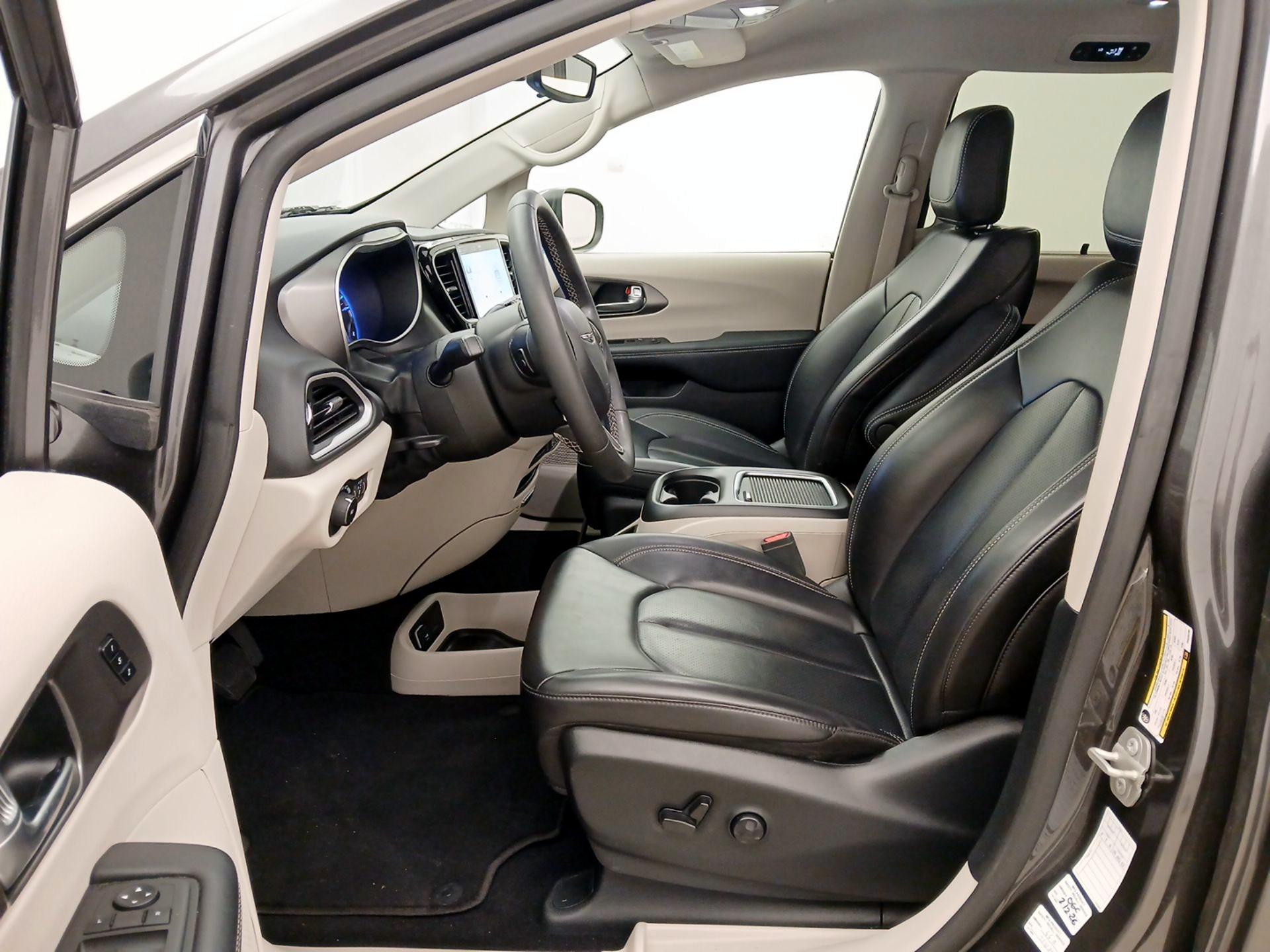 Thumbnail: 2023 Chrysler Pacifica - 11