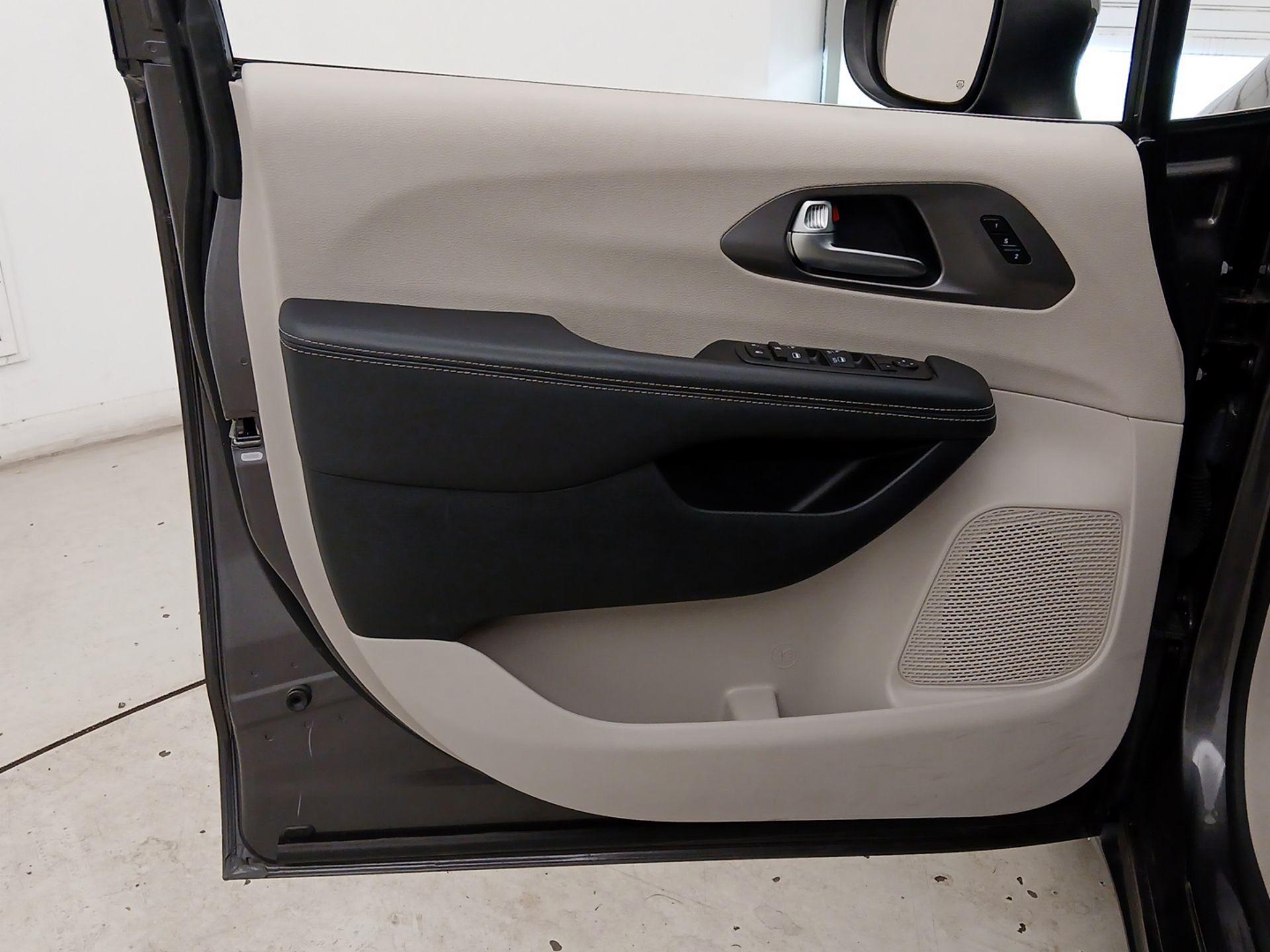 Thumbnail: 2023 Chrysler Pacifica - 12