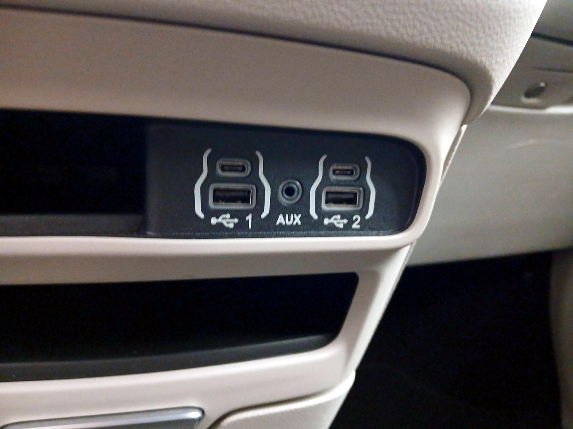 Thumbnail: 2023 Chrysler Pacifica - 18