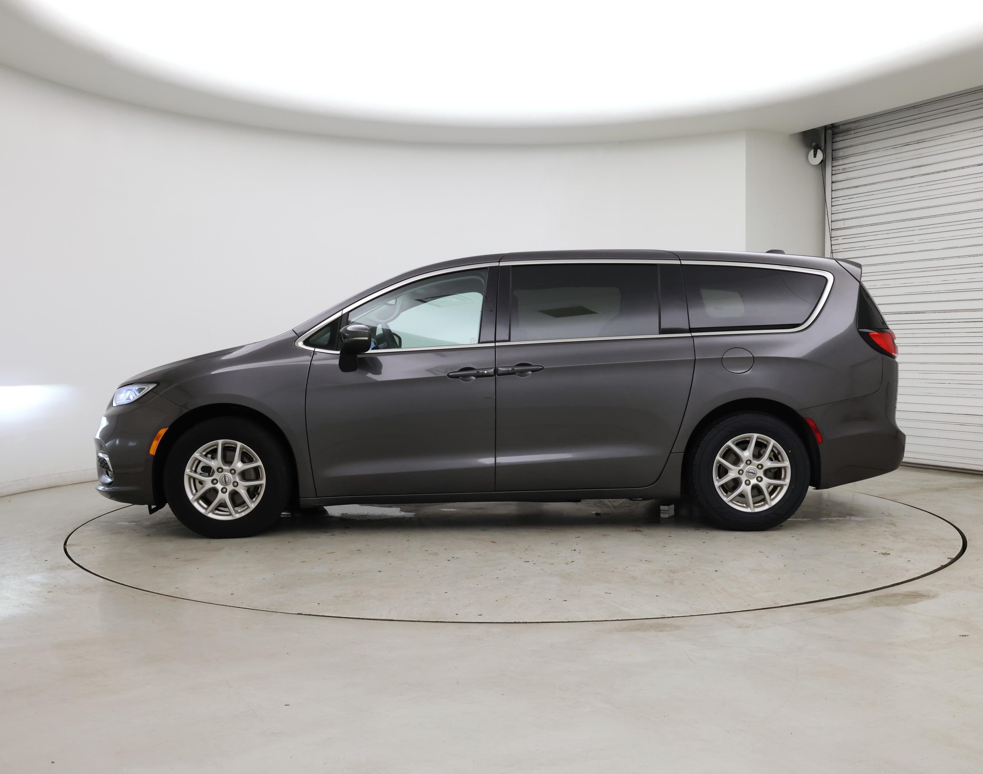 Thumbnail: 2023 Chrysler Pacifica - 3