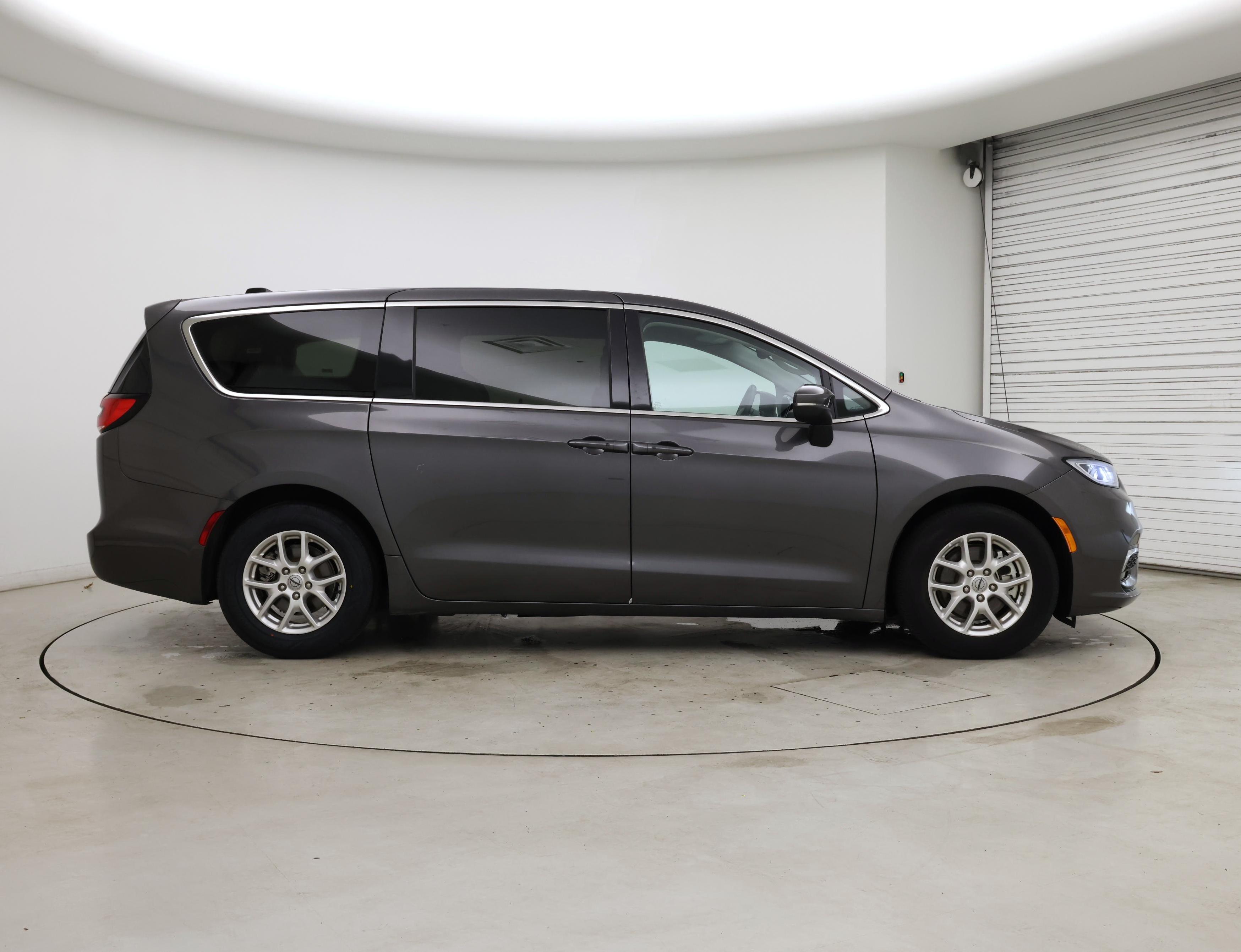 Thumbnail: 2023 Chrysler Pacifica - 7