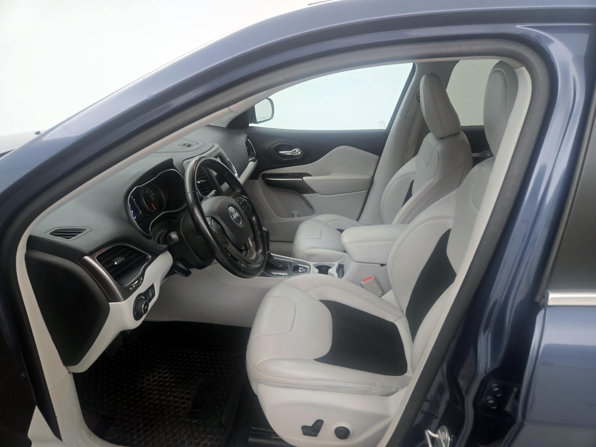 Thumbnail: 2020 Jeep Cherokee - 11