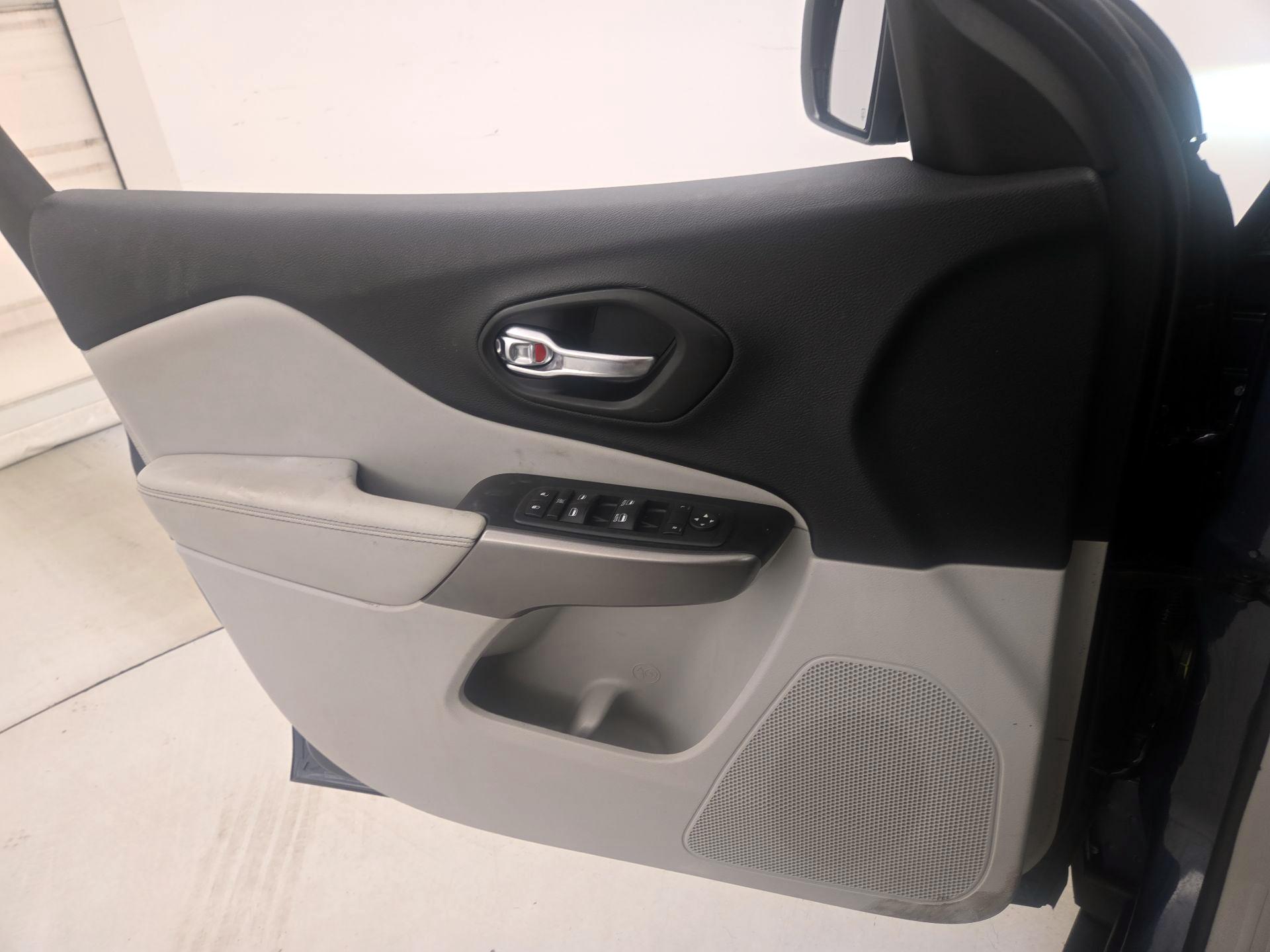 Thumbnail: 2020 Jeep Cherokee - 12