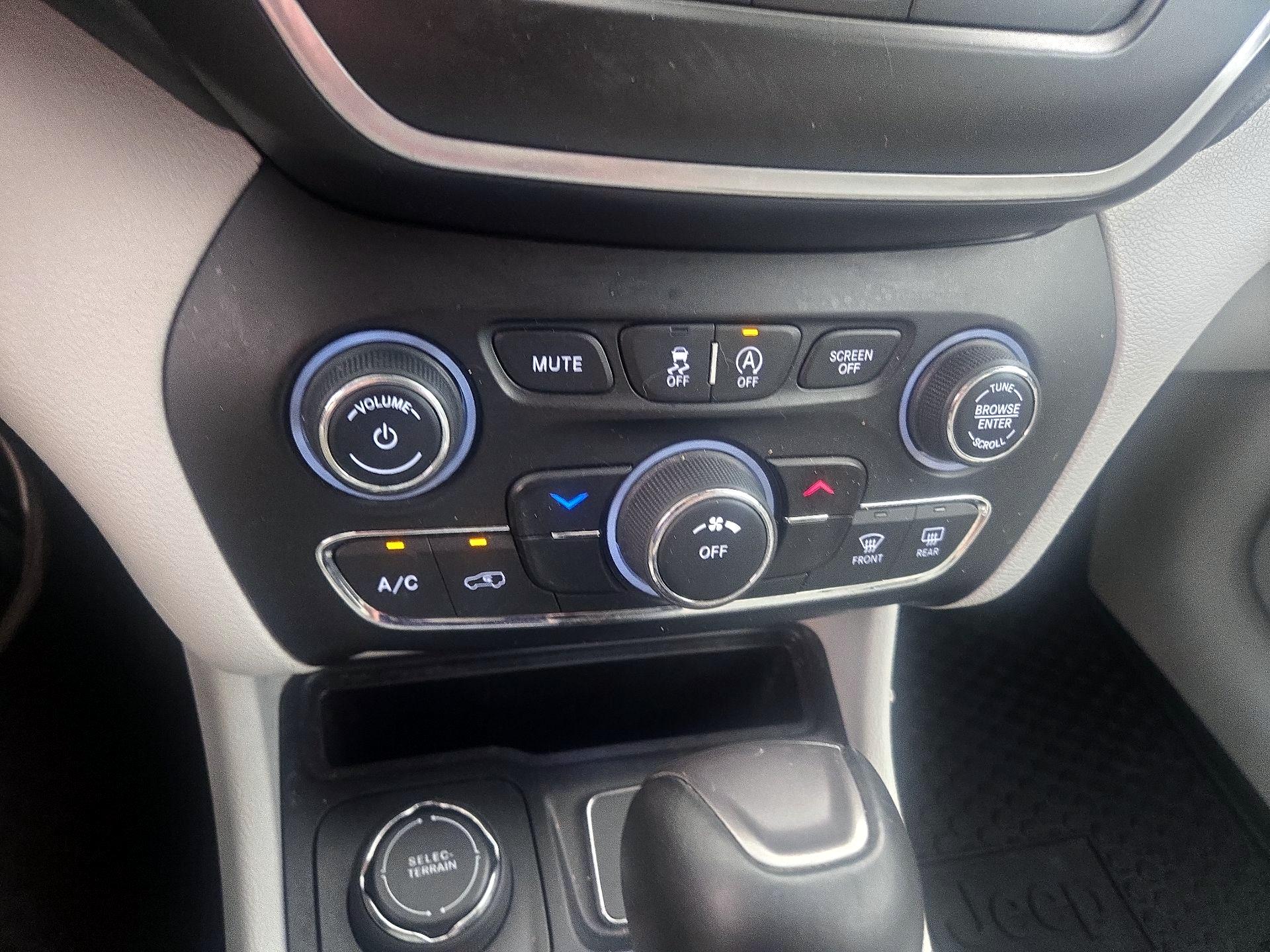 Thumbnail: 2020 Jeep Cherokee - 16