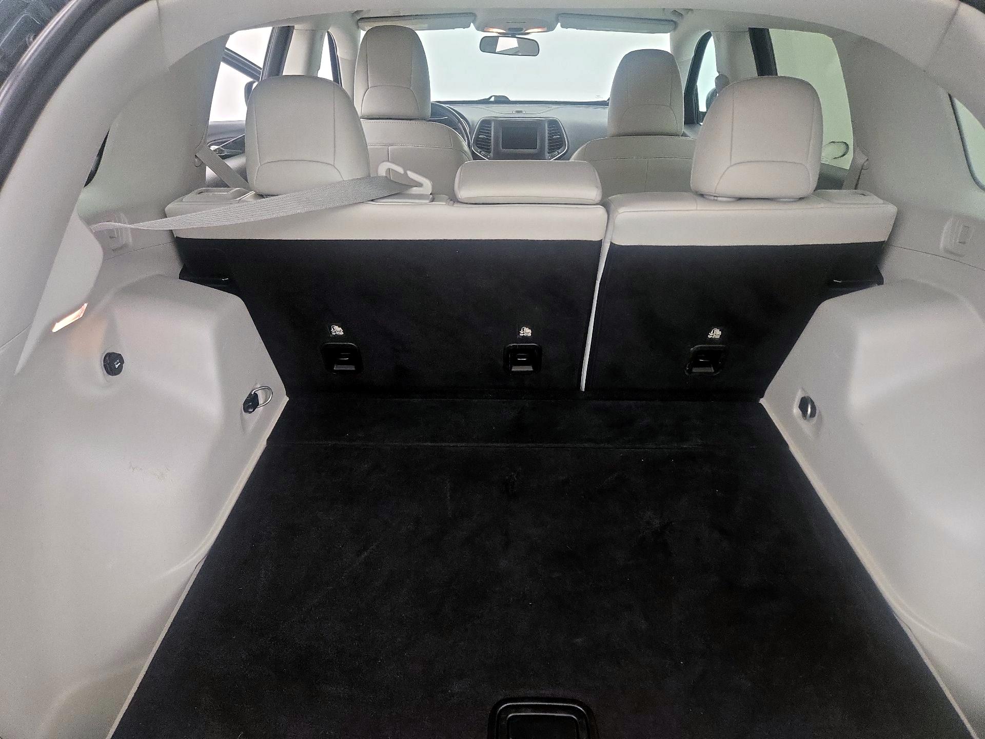 Thumbnail: 2020 Jeep Cherokee - 20