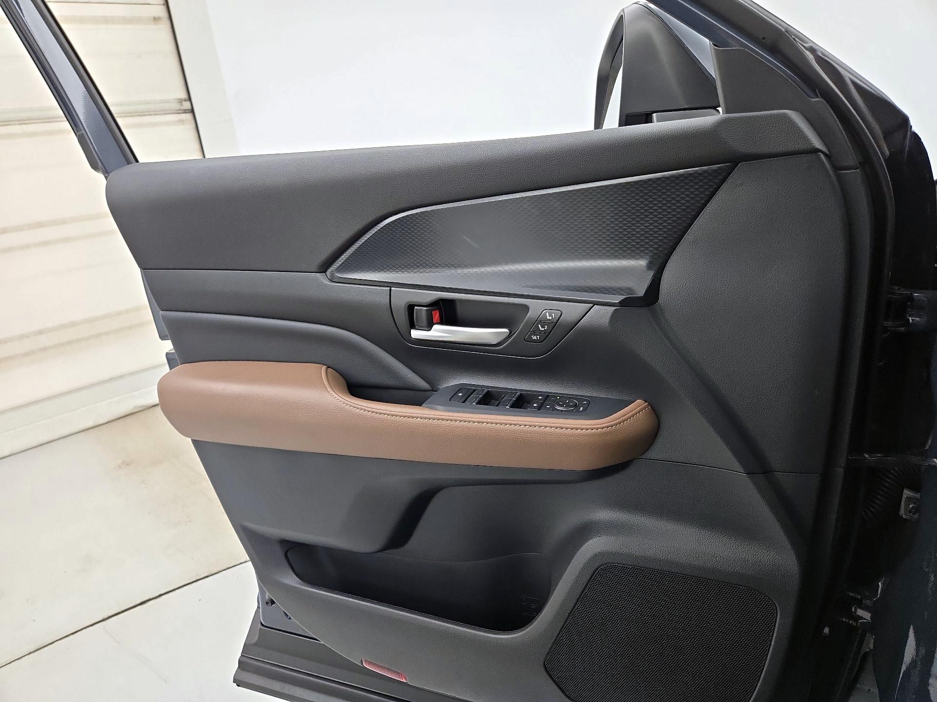 Thumbnail: 2023 Jeep Grand Cherokee - 12