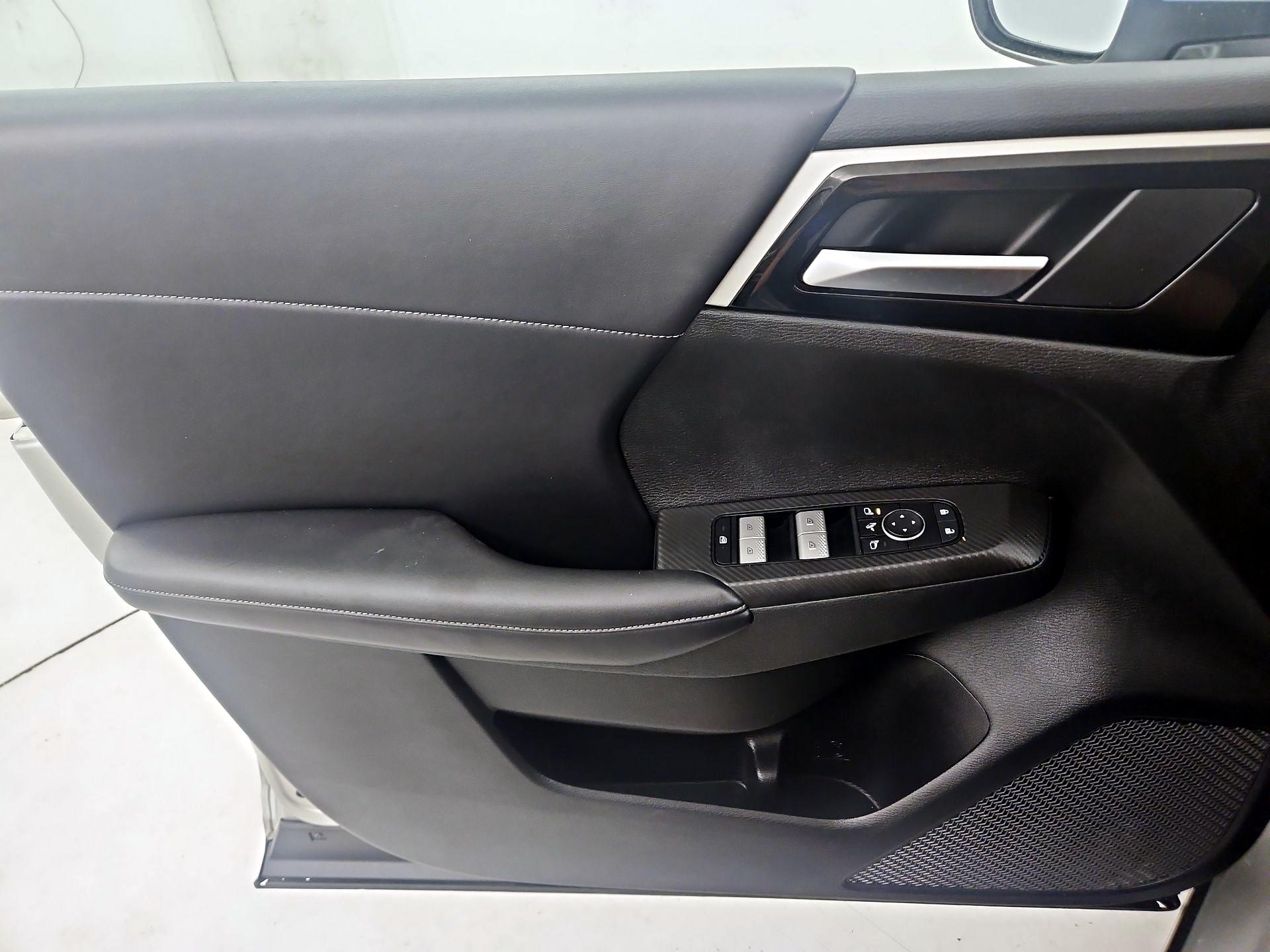 Thumbnail: 2024 Mitsubishi Outlander - 12