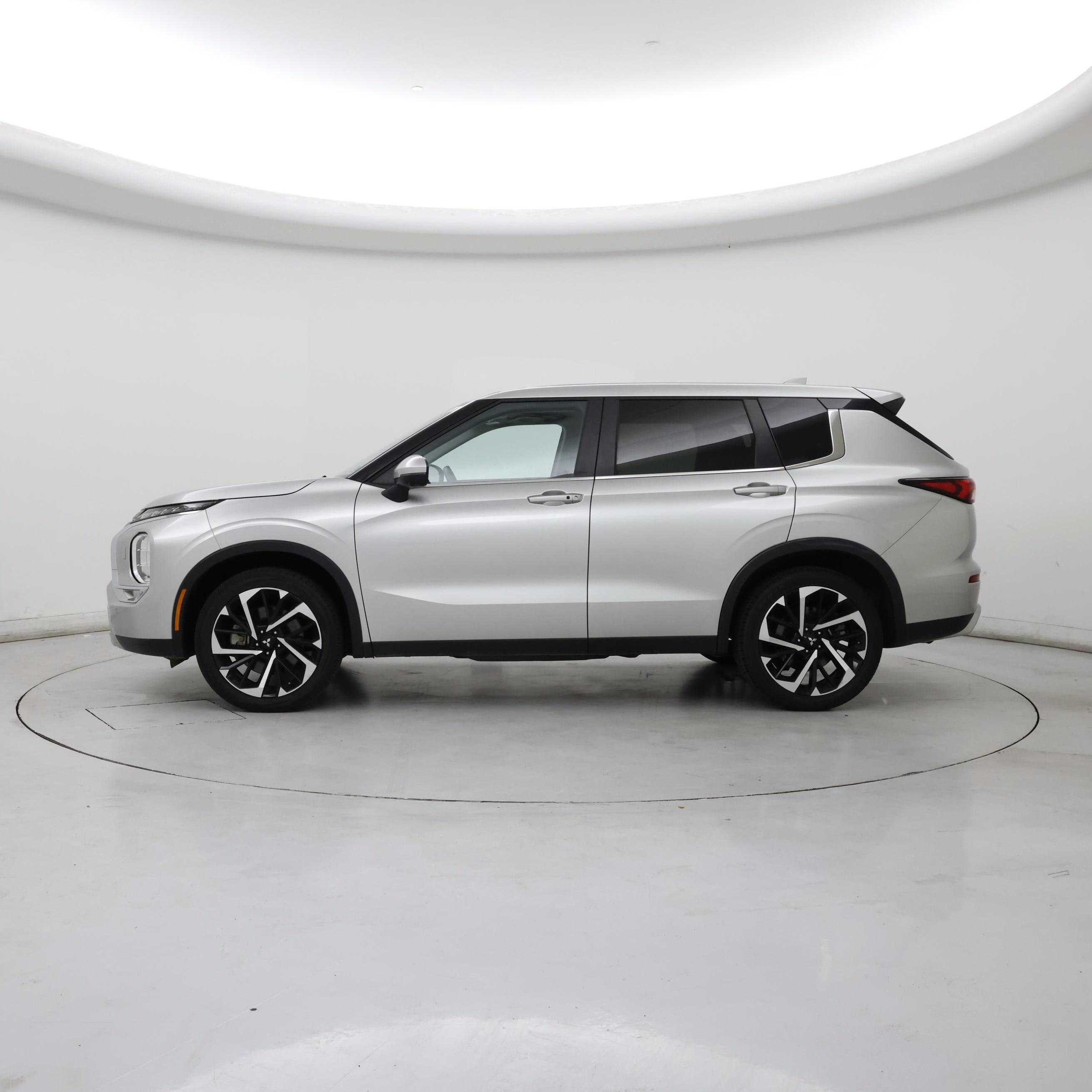 Thumbnail: 2024 Mitsubishi Outlander - 3