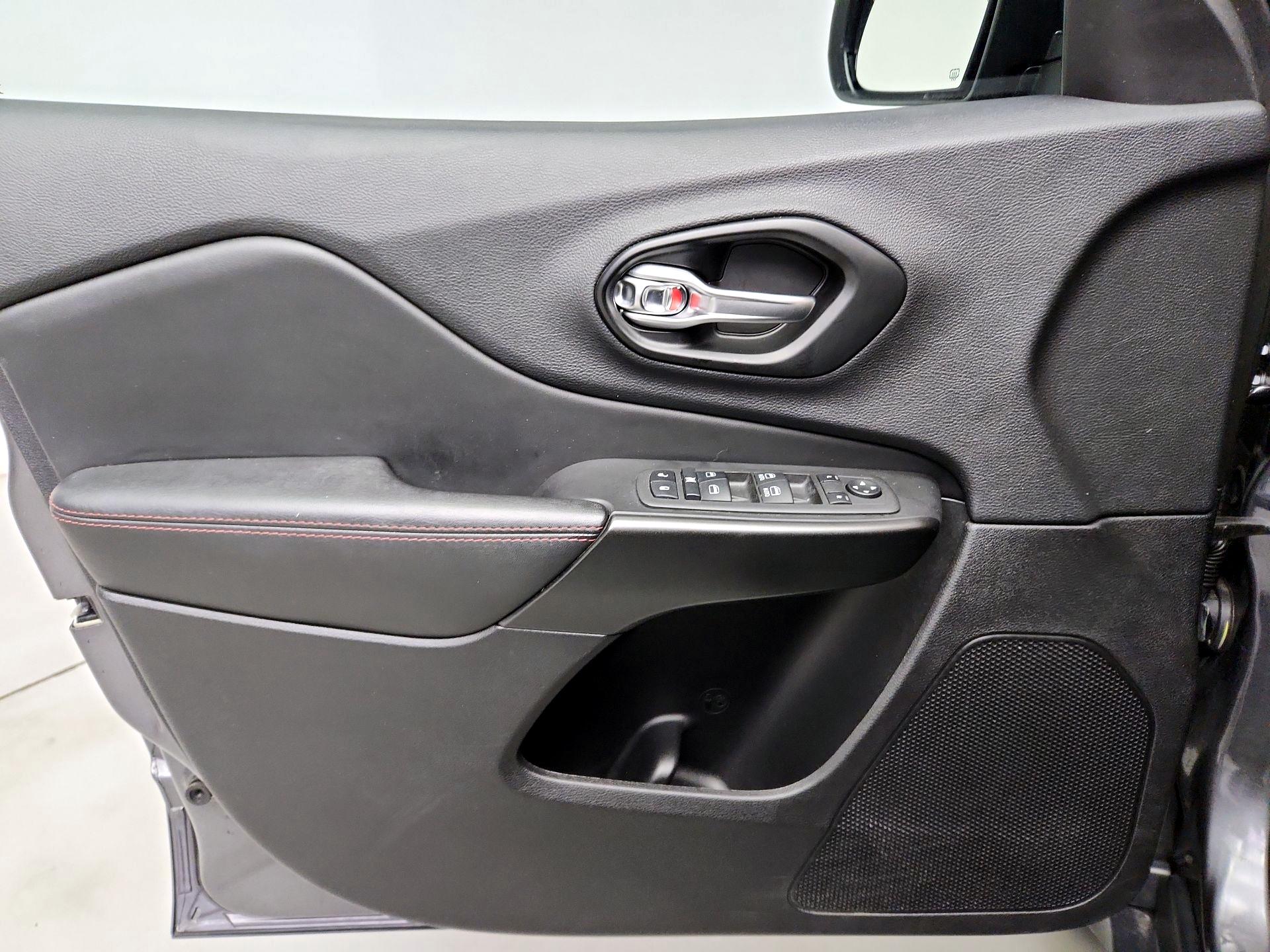 Thumbnail: 2022 Jeep Cherokee - 12