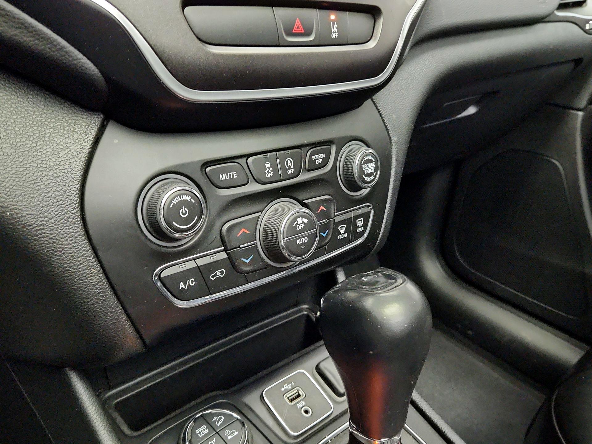 Thumbnail: 2022 Jeep Cherokee - 17