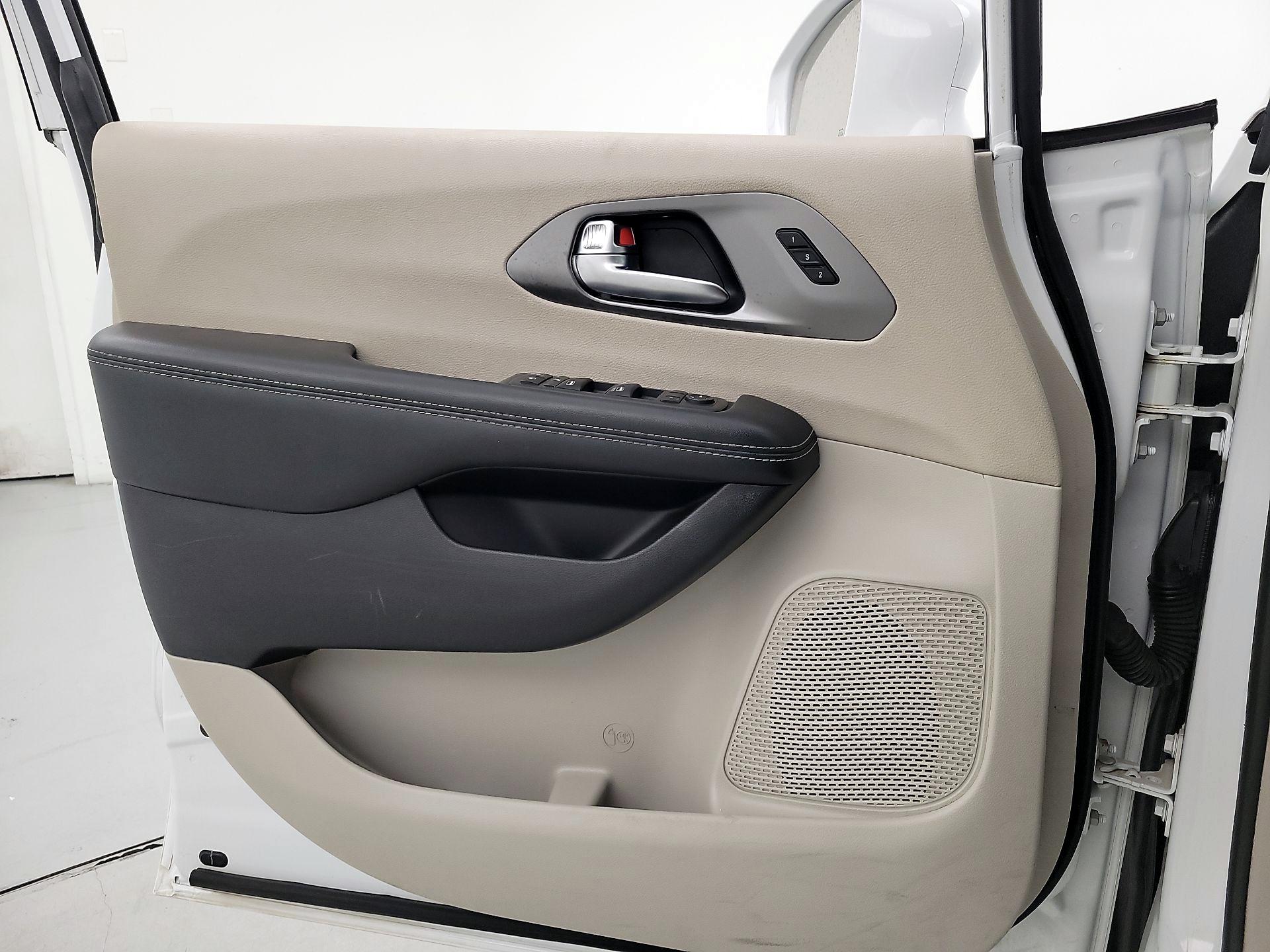 Thumbnail: 2022 Chrysler Pacifica - 12