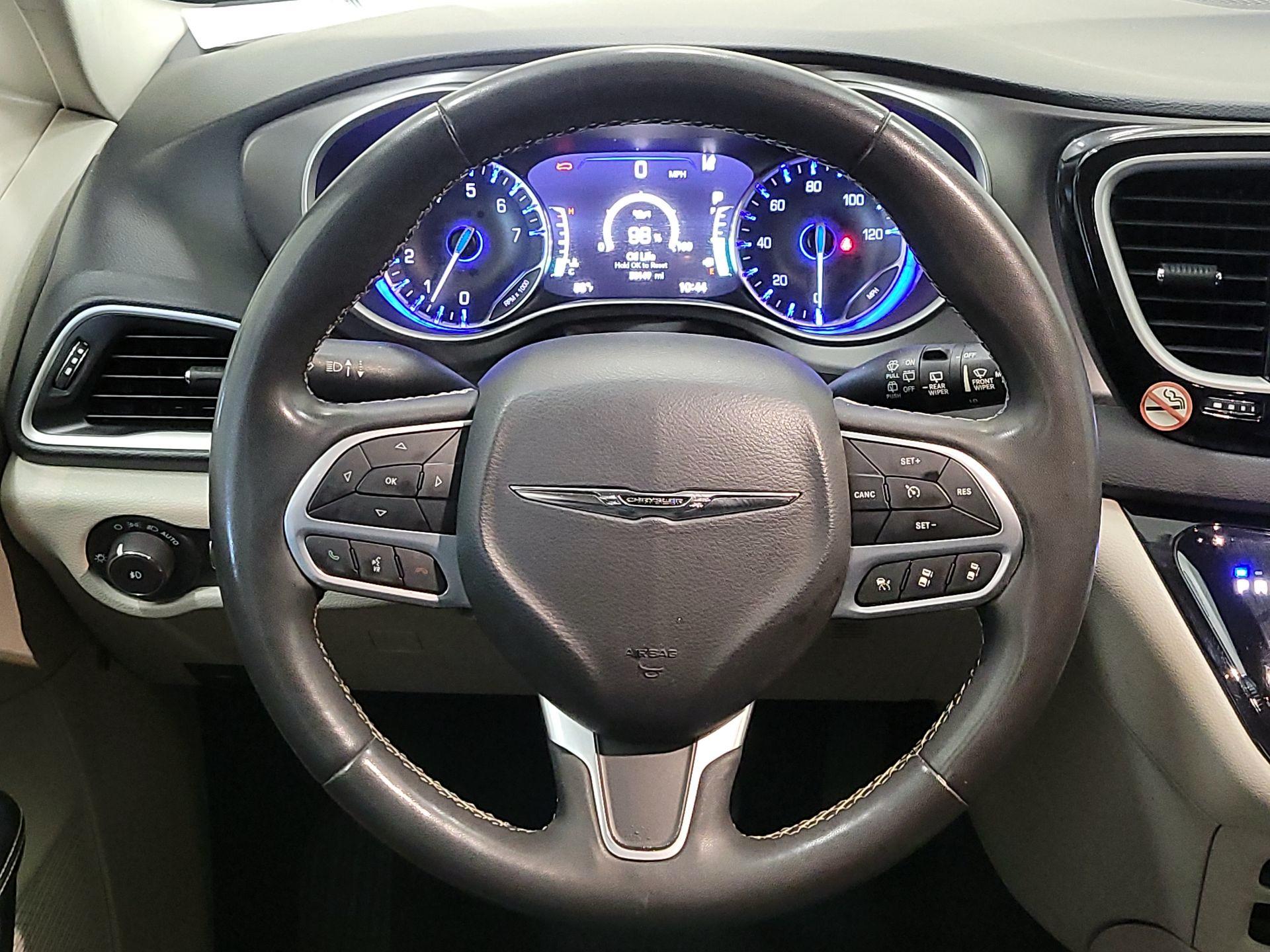 Thumbnail: 2022 Chrysler Pacifica - 10
