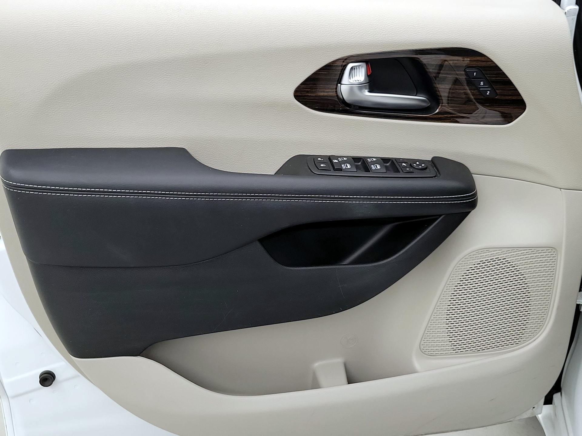 Thumbnail: 2023 Chrysler Pacifica - 12