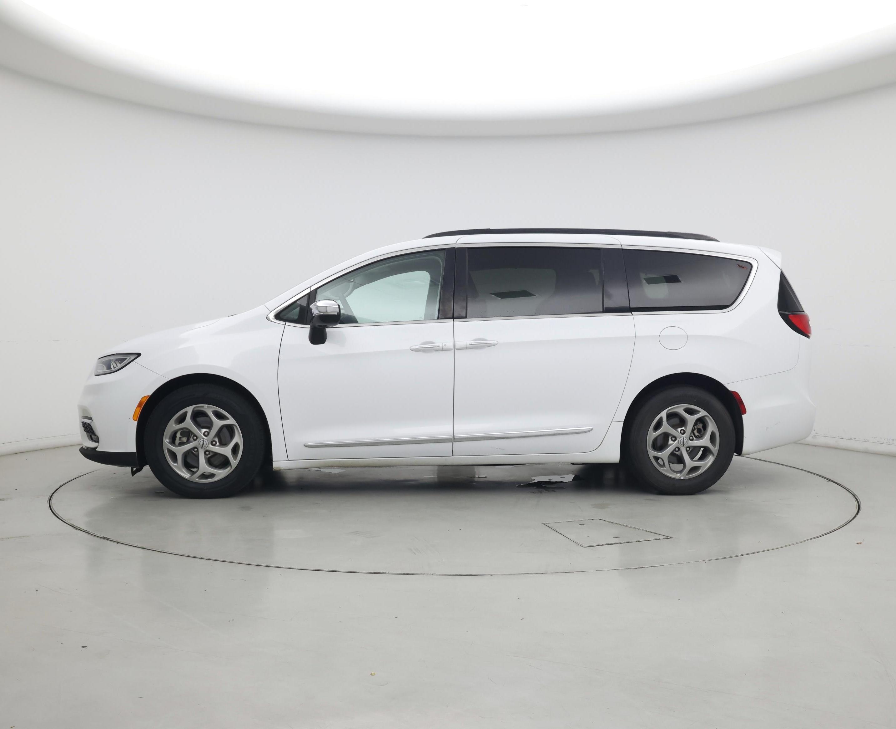 Thumbnail: 2023 Chrysler Pacifica - 3