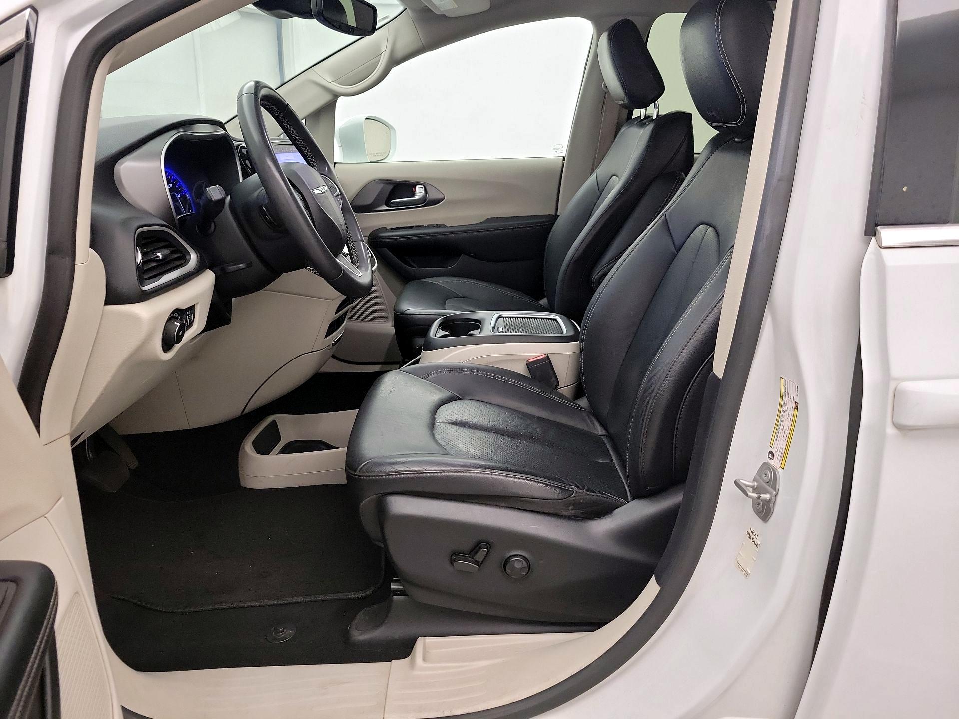 Thumbnail: 2022 Chrysler Pacifica - 11