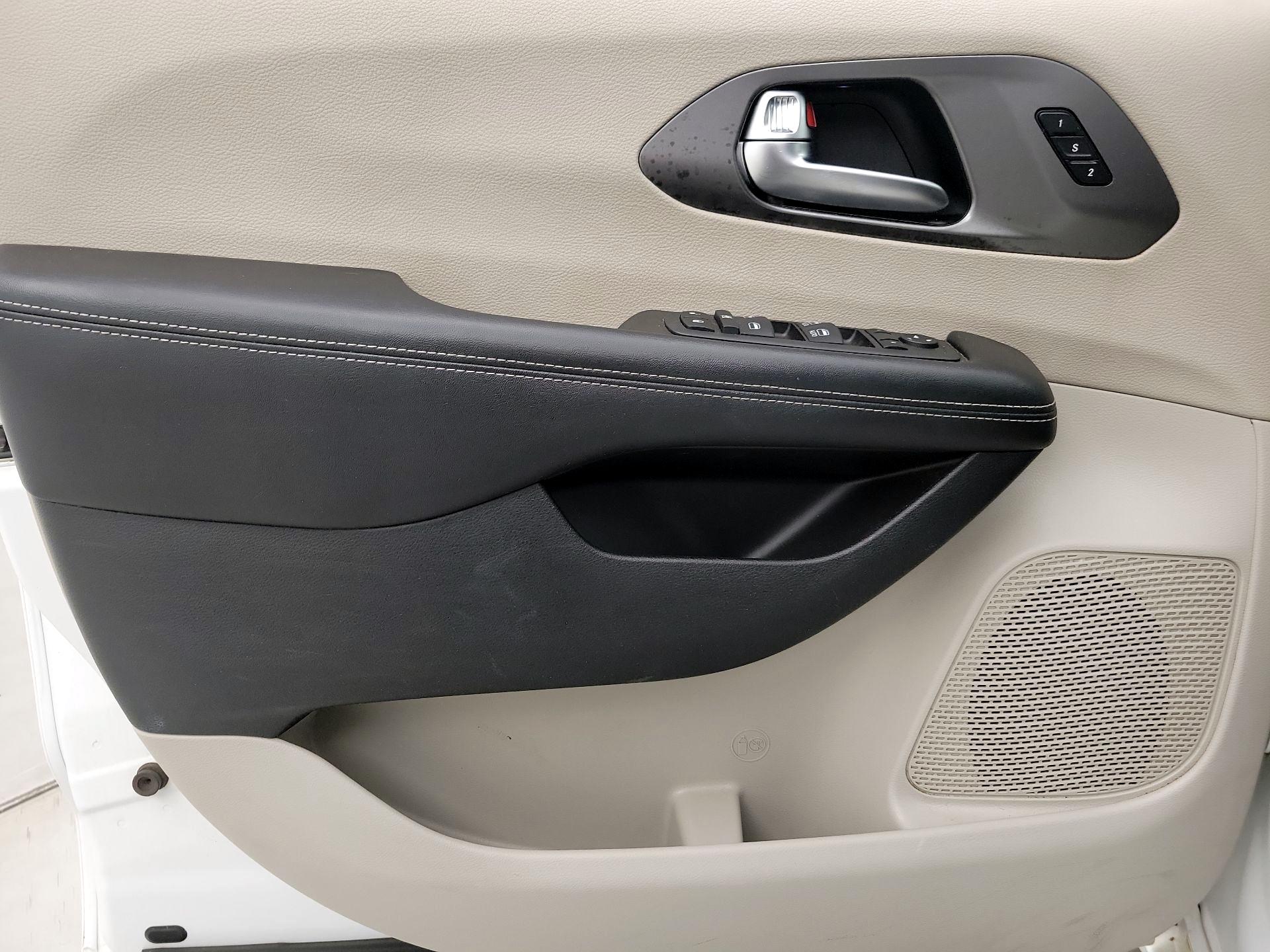 Thumbnail: 2022 Chrysler Pacifica - 12