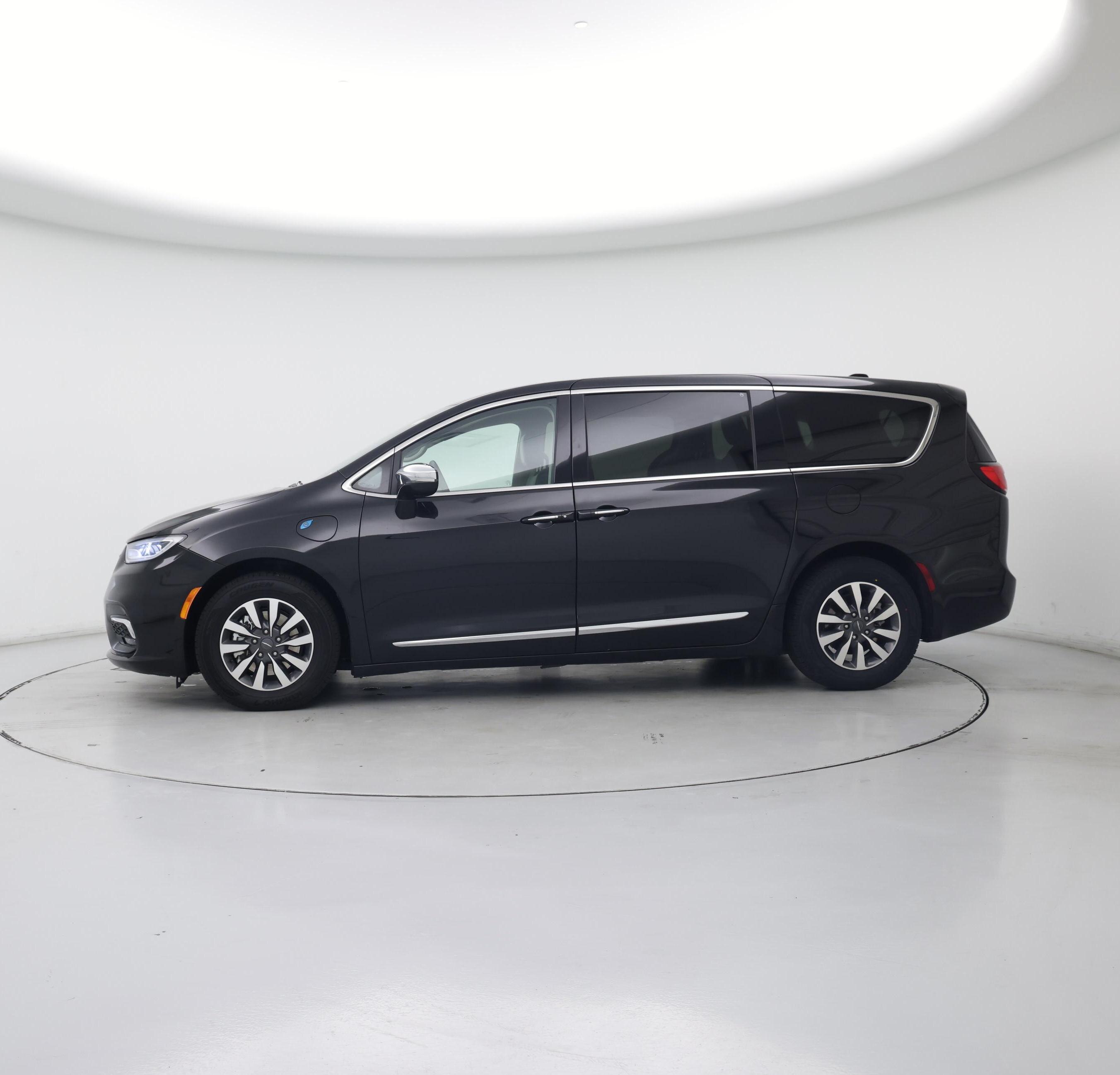 Thumbnail: 2023 Chrysler Pacifica - 3