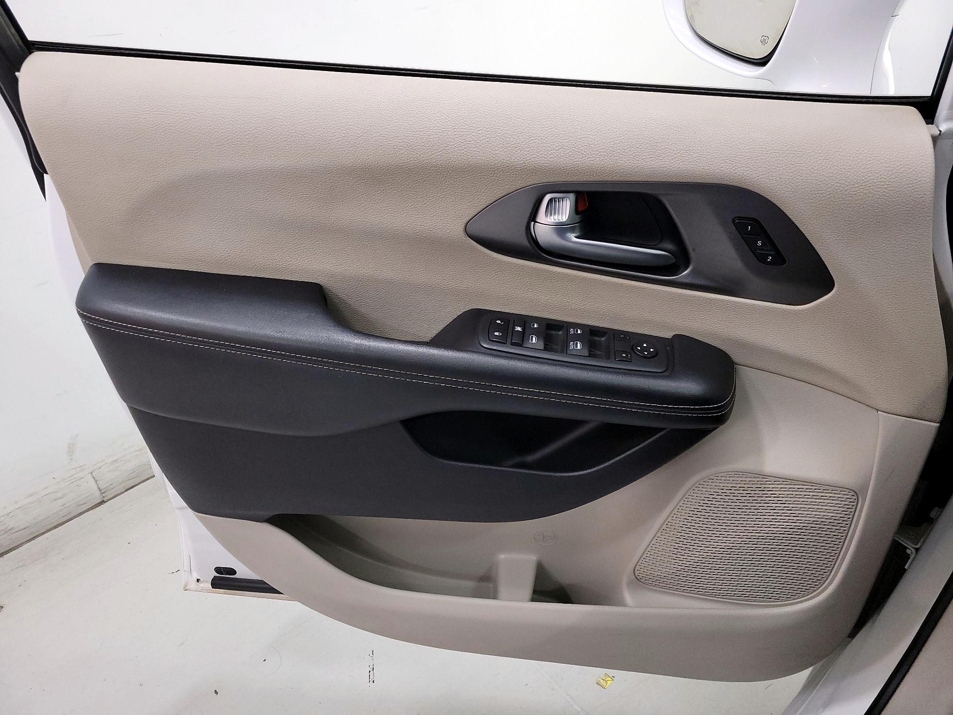 Thumbnail: 2022 Chrysler Pacifica - 12