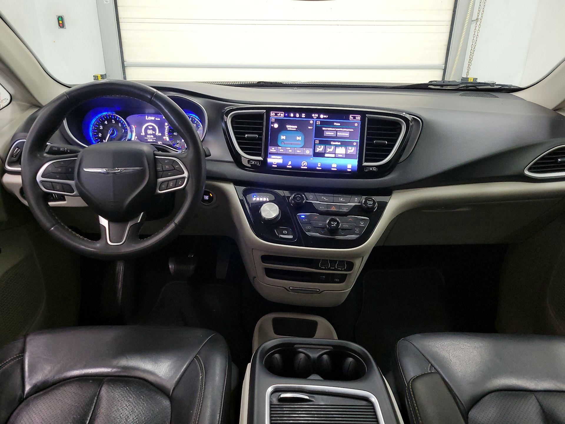 Thumbnail: 2022 Chrysler Pacifica - 9