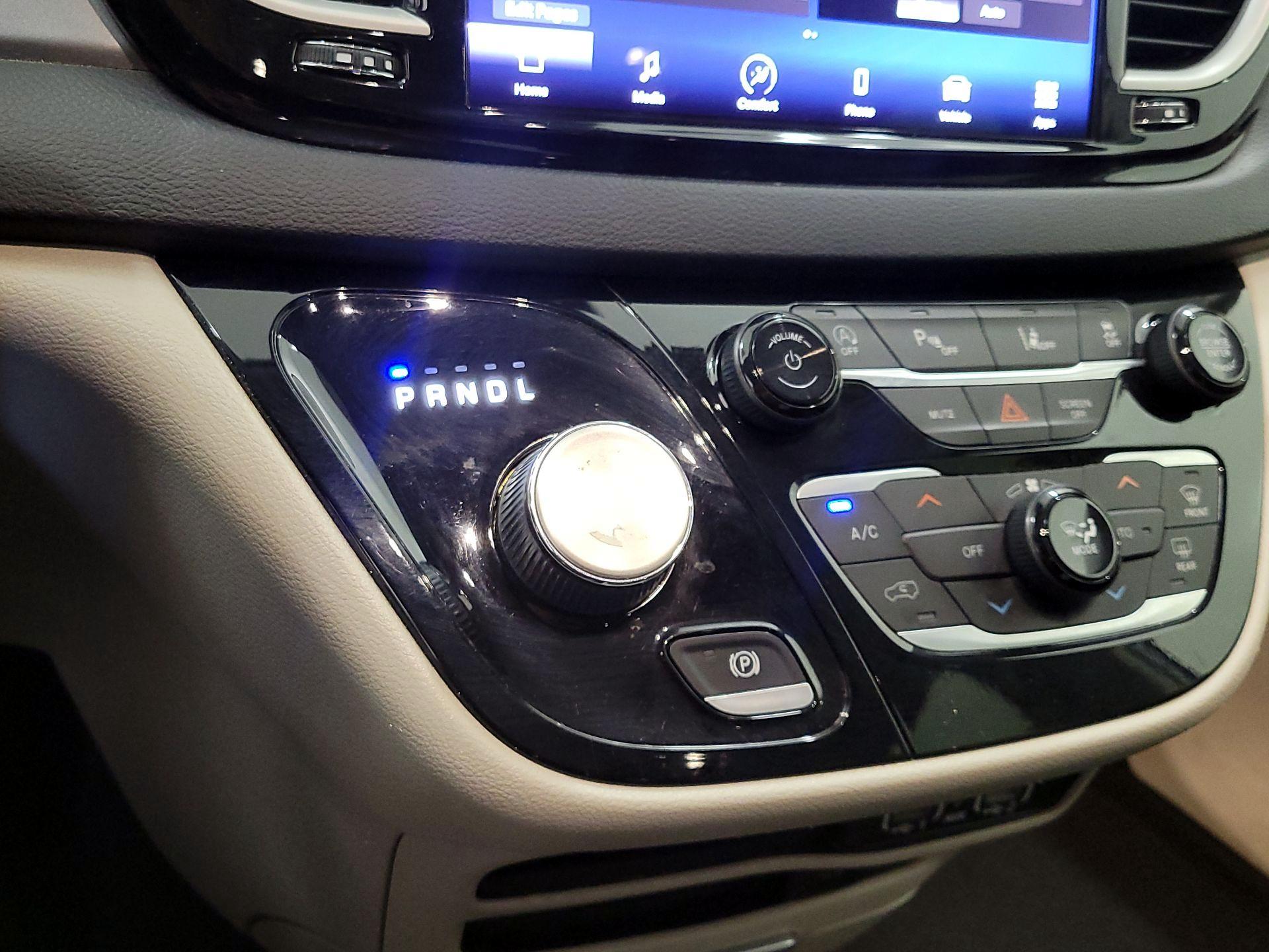 Thumbnail: 2022 Chrysler Pacifica - 17