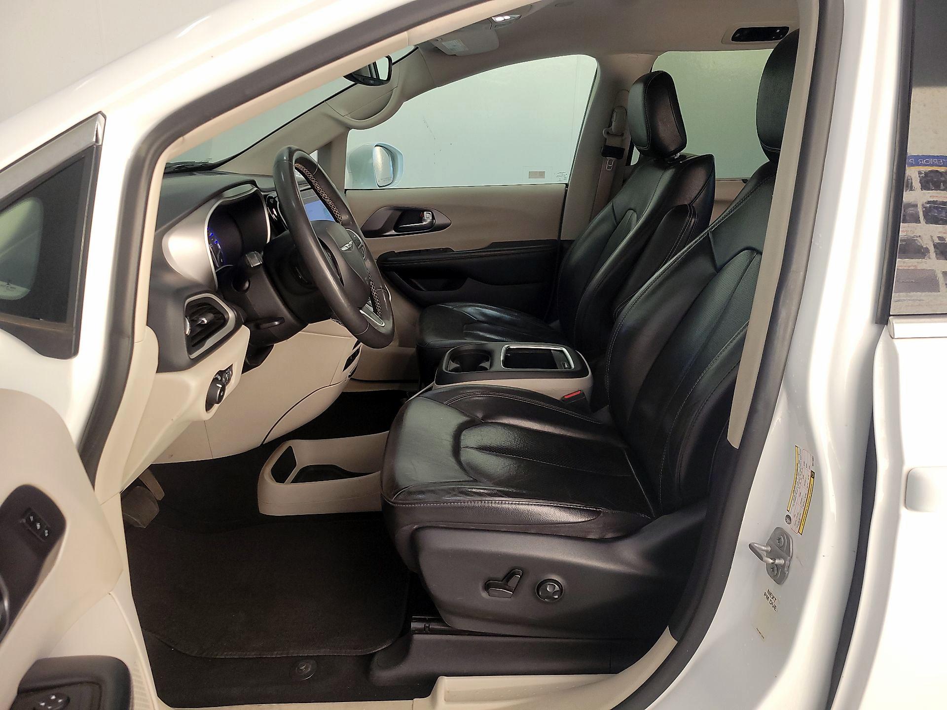 Thumbnail: 2022 Chrysler Pacifica - 11